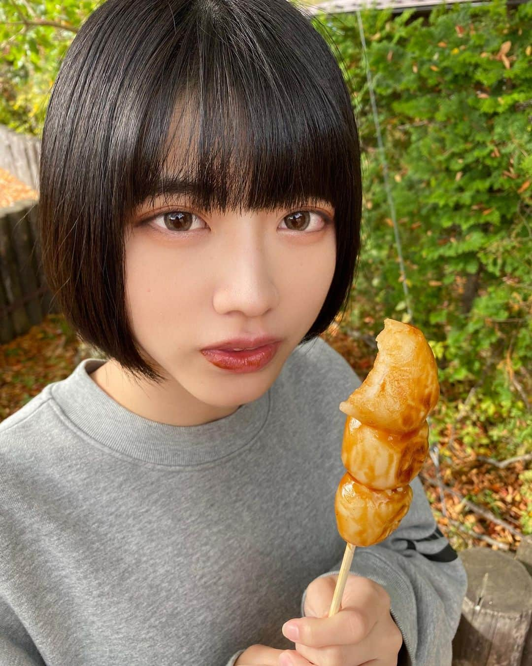 西野千明さんのインスタグラム写真 - (西野千明Instagram)「🍡 . #yummy #delicious #sweet #eats #dumplings #nike #fearofgod #sweat #used #idol #pwc #白キャン #真っ白なキャンバス #西野千明 #美味しい #いいね #ショートボブ #インナーカラー  #innercolor #food #followｍe #instagood #instafood #fashion #like4like #ootd」11月15日 21時33分 - konnichaaaki