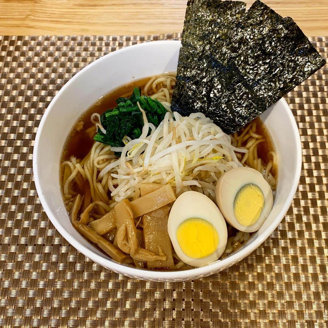 シュネルのインスタグラム：「あきとからもらった尾道ラーメン作った！  尾道ラーメンたべたら広島のお好み焼きも食べたくなった！  また広島行きたいな😄  #food #料理 #おうちごはん #尾道らーめん」