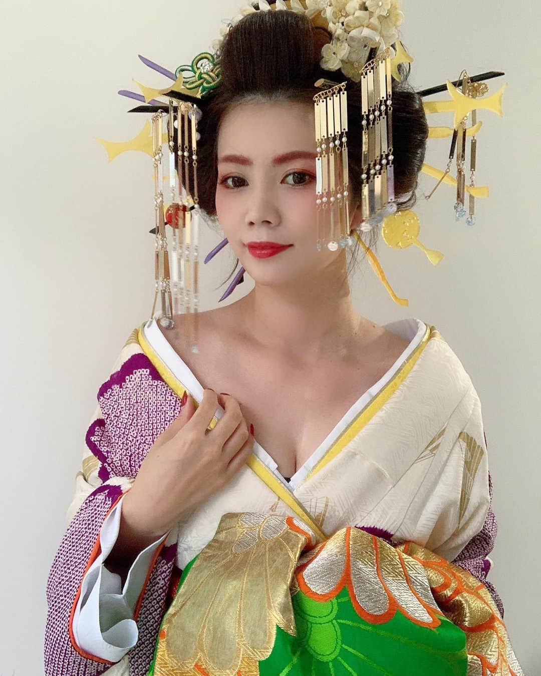 RabichePowのインスタグラム：「載せるタイミンクわからんから一気に🙏 . 私の担当してくれたみんな❤️  . 地毛のショートヘアーを 日本髪にしてくれたふーじー @rabichepow.fuuji  やってもらいながら 上手くなったなーとか思いながら😂笑 . 花魁の着付けをしてくれた アダッチー @rabichepow.adachi  着付けの指名も増えてる理由わかるわ 安心感ある❤️笑 . そしてメイクしてくれたたけさん @rabichepow.take  アイメイクのグラデーション めっちゃ綺麗で人にしてもらったメイクで 1番気に入った😂 . @francbear.tossy  そしてたくさん写真撮ってくれた トッシーありがとー❣️  . 花魁似合うから毎日これの方が良いですよ🤔💙 とか言ってくるようになったスタッフたち😂 . じゃあほんまに毎日やってもらうで？ て言ったらいいですよー と言ってました😂 . 体型カバーされるし シャラシャラで輪郭隠れるし いいんかな？🤣❤️ . 皆さんのDMがたくさんで嬉しい😱💕 . ありがとうございます♪ . . #和装を身近にプロジェクト #花魁#着物レンタル#花魁メイク#日本髮#スタジオレンタル#シープアムー#ラビッシュポー」