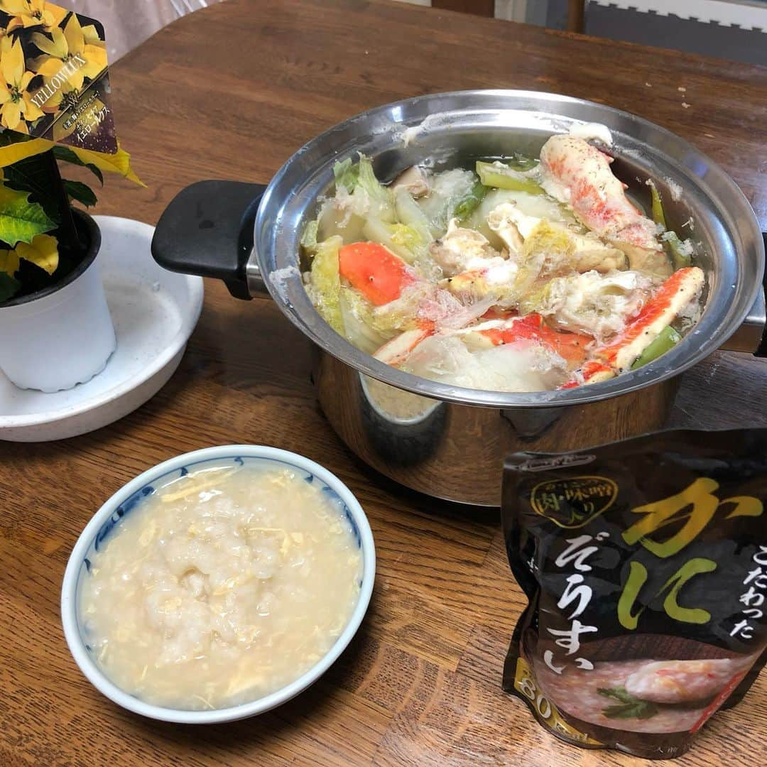 世手子さんのインスタグラム写真 - (世手子Instagram)「Crab pot tonight🍲🦀 With three types of porridge🐓🐟🦀 Family fun dinner time🍽٩(๑❛ᴗ❛๑)۶ @tableland_official  #テーブルランド の #かにぞうすい #たいぞうすい #とりぞうすい 家族で食べたよ(*^o^*) あったまるねぇ(*´∀｀*) お出汁がきいて大満足（＾_＾） 更に今夜は #蟹鍋 で #追い蟹 #出汁 (￣∀￣) すぐできて楽チン！家族で楽しい(*´ー｀*) お鍋が美味しい季節になってきた（＾Ｏ＾） #オーガニックマルシェ いってこようかな(//∇//) ＜ViOマルシェ概要＞ ▪️日時 11/27(金)〜12/1(火) 10:30〜19:00 ▪️場所 東武百貨店池袋店8階催事場 ▪️内容：オーガニック・無添加の生産者さまによる直接販売 ▪️販売商品 食品：オーガニック野菜、甘酒、お菓子、ケーキ、パスタ、オリーブオイル、オーガニック米など 日用品：スキンケア、除菌スプレー、みつろうラップ、はんかち、など @vio_organic  #vioマルシェ が始まるよー！ #vio #ヴィオ #東武池袋 #具材がおいしいキャンペーン #丸善食品工業 #monipla #tableland_fan #産直owlアンバサダー募集」11月15日 21時26分 - rojide