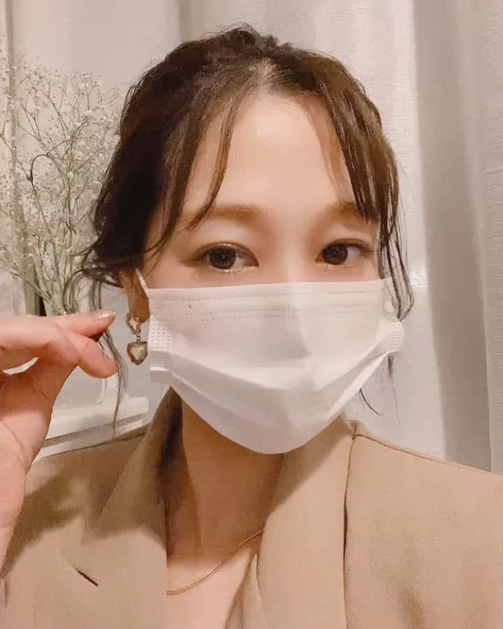 佃加菜のインスタグラム：「#マスクでも可愛く見せるゆるおくれ毛 ♡🕊﻿ (自分で切りました😂)﻿ ﻿ ﻿ 難しいと思っているポニーテールでも﻿ 簡単に可愛くなるおくれ毛です♡﻿ ﻿ スタイリングもストレートアイロンのみで楽ちん🤍﻿ その場でも教えます🥰﻿ ﻿ 前髪カットのみのご来店でも、﻿ 髪の毛やカラーの事もお気軽にご相談ください🤍﻿ ﻿ 前髪カット：¥2,100 🕊」