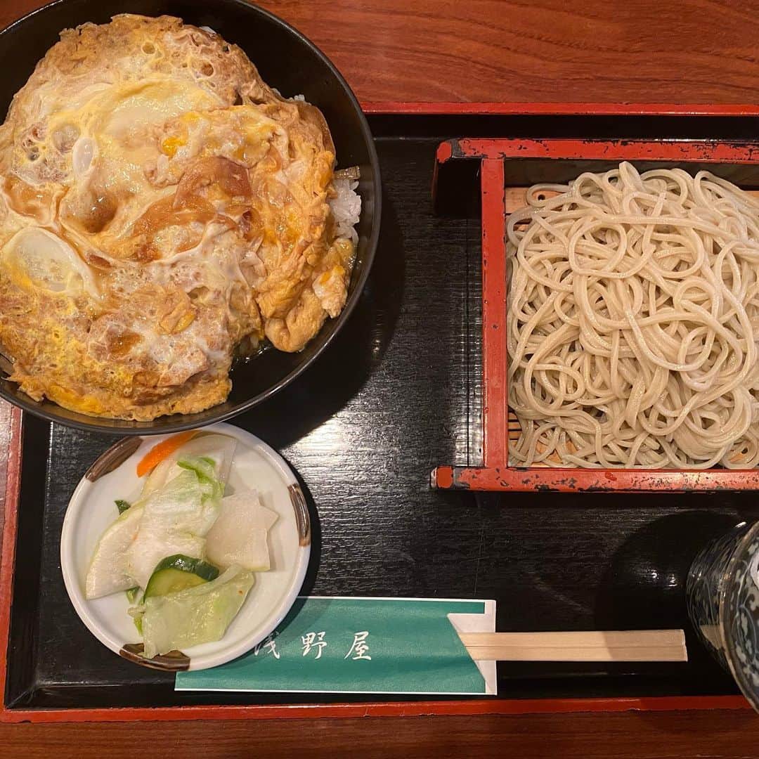 向山毅のインスタグラム：「仕事の下見で来た場所近くのそば屋のかつ丼。やっぱかつ丼好きだわ〜👌 #かつ丼 #かつ丼好きな人と繋がりたい #かつ丼そばセット #こうきのグルメ #かつしかシンフォニーヒルズモーツァルトホール」