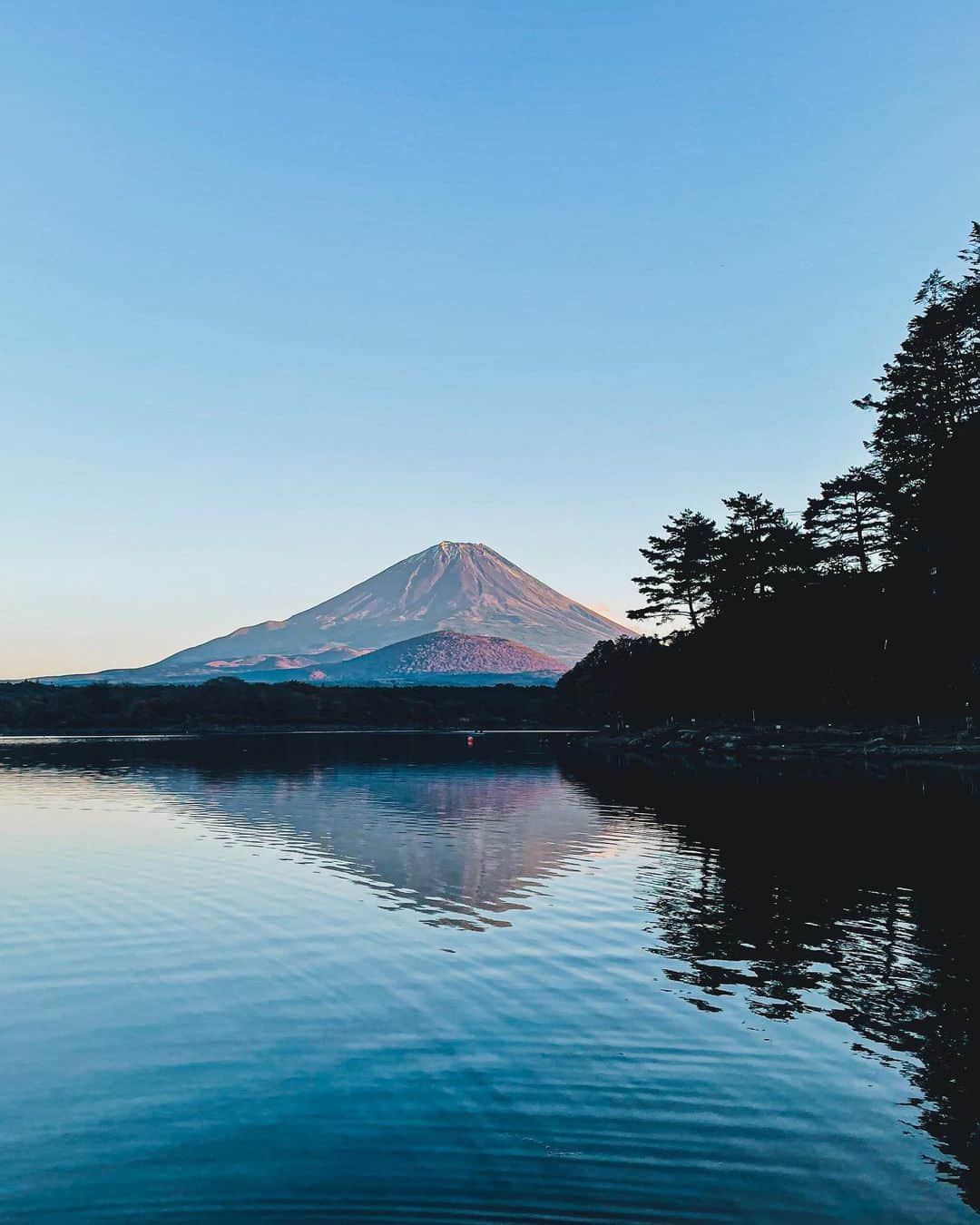 Kazukiさんのインスタグラム写真 - (KazukiInstagram)「. Fuji power. . . . . #富士山#紅葉#精進湖キャンピングコテージ」11月15日 21時28分 - kazukihamano