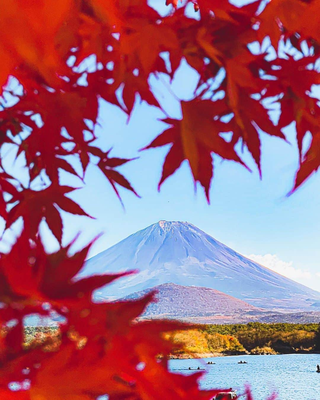 Kazukiのインスタグラム：「. Fuji power. . . . . #富士山#紅葉#精進湖キャンピングコテージ」