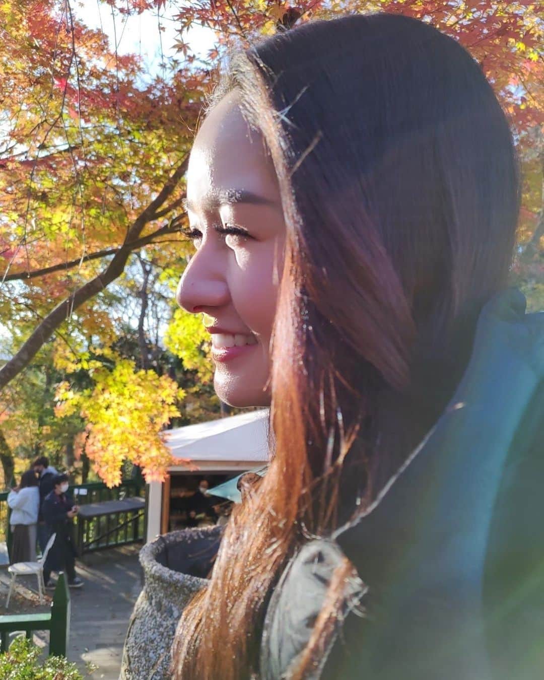 のインスタグラム：「. ノーマルカメラ加工なしなんだけど 自然光綺麗すぎて感動した🥺 自分の横顔見ることってないけど 鼻の主張つよない？ . #自然光#紅葉#ノーマルカメラ#加工なし#横顔#夕陽#鼻」