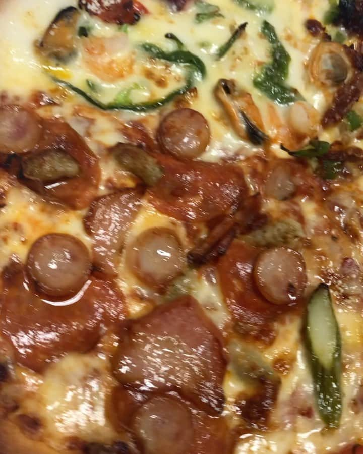 佐々木もよこのインスタグラム：「ある日の夜ご飯😋🍕 ドミノピザの、クワトロジャイアント、クワトロ3ハッピーの2種類😋💕💕﻿ ﻿ ぺろりです！！﻿ ﻿ 3枚だけ残ったので、次の日の朝に頂きました🙏🍕🍕﻿ ﻿ ﻿ 宅配ピザもだいすきぃ〜😋❤️❤️﻿ ﻿ ﻿ ﻿ ﻿ #ピザ応援隊#ドミノピザ#クワトロジャイアント#クワトロ3ハッピー #ピザ#ピザ🍕#pizza#pizza🍕 #dominopizza」