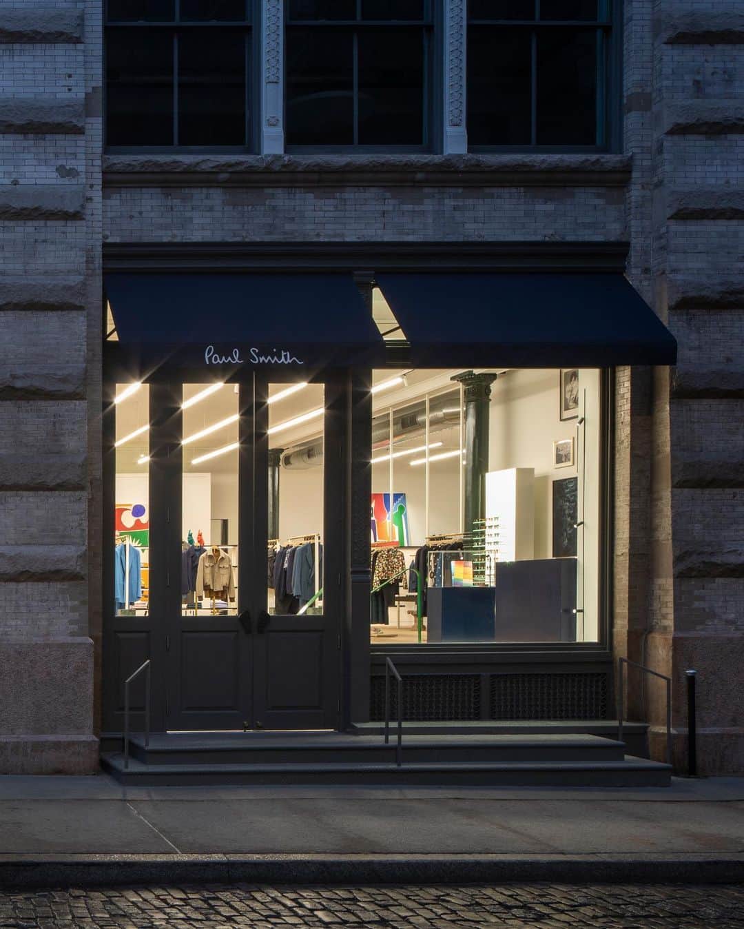 ポールスミスさんのインスタグラム写真 - (ポールスミスInstagram)「You can now visit our latest flagship shop in New York’s SoHo area. The new space is part shop and part gallery, designed to@showcase the work of local artists.   #PaulSmith50 #NewYork #shop #art #design」11月15日 21時31分 - paulsmithdesign
