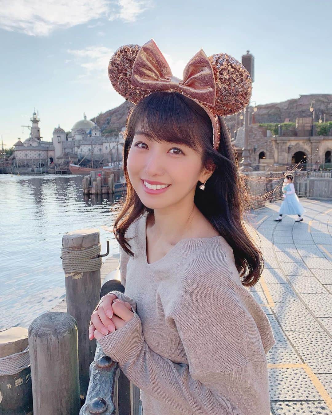 のインスタグラム：「#彼女とデートなう シリーズ♡ . . ディズニーシーが一年で一番キラキラするシーズンがやってきた…🎄💗 . . #tokyodisneysea #tds #tokyodisney #tokyodisneyresort #tdr #東京ディズニーシー #ディズニーシー #ディズニー #ディズニーコーデ #ディズニー好き #ディズニーカチューシャ #ディズニー写真部 #disneyears #disneyoutfit #disneyfashion #disneyfan #disneygram #ディズニーグラム」
