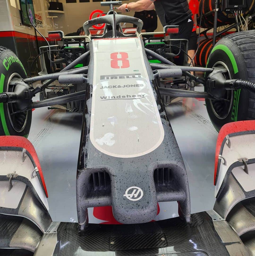 ロマン・グロージャンのインスタグラム：「Tough race for us Congrats @lewishamilton 7x World Champion, Incredible #r8g #turkishgp Ps: mirrors were pretty useless 🤣」
