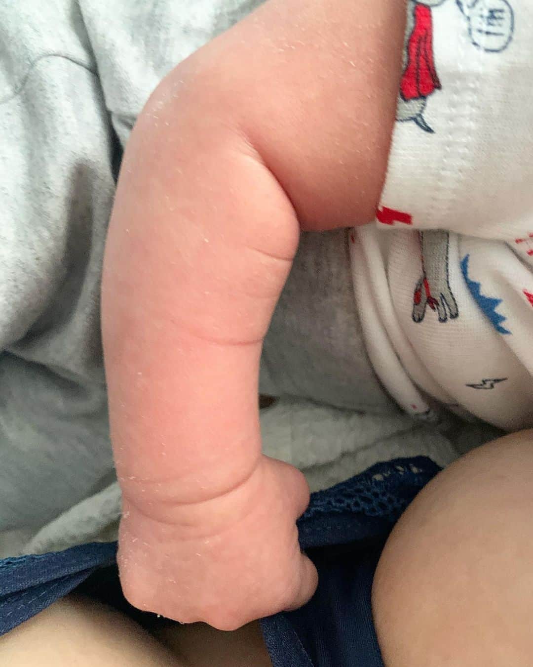 ステファニー・ブリットのインスタグラム：「Toda mamada ele segura (com muita força) meu sutiã... E eu sempre falo baixinho no ouvido dele: “A mamãe está aqui meu amor, não vou fugir.” Desde o início q vi ele segurando com toda força eu repito essa frase. Mas várias vezes me peguei falando isso e pensando o contrário... e claro me sentindo culpada (e chorando!) Sim, as vezes a vontade era de fugir! Da dor da mamada, da dor cada vez q ele perdia a pega e tínhamos q recomeçar! Mas queria fugir com ele! Óbvio! E aí como fugiria  da mamada? Enfim... mães me entenderão! . Hoje bem cedinho estava dando de mama, e ele lá segurando meu sutiã... repeti o que sempre falo... e quando me dei conta estava sorrindo olhando pra ele e pela primeira vez a dor da mamada era suportável! Chorei! Sorri! Chorei de novo! E sorri muito! Rezei! Agradeci! Pensei em todas as msgs de apoio q recebi e recebo! Ele acabou de mamar! E eu em lágrimas agradeci a ele! “Estamos conseguindo meu filho” eu disse! Contei pra ele (eu converso muuuuuito com ele) que não estava doendo como antes (ainda dói, mas menos!), e ele sorriu! Sorrisão, daqueles da gengiva rosinha dar as caras!!! E eu? Chorei!!!!! Chorei de AMOR!  . E assim será pelo resto da minha vida, sempre juntos enfrentando o que vier...  Ele me transforma todos os dias, me mostra a força q mora aqui dentro e eu não tinha noção do tamanho dela! É a força do AMOR INCONDICIONAL!」