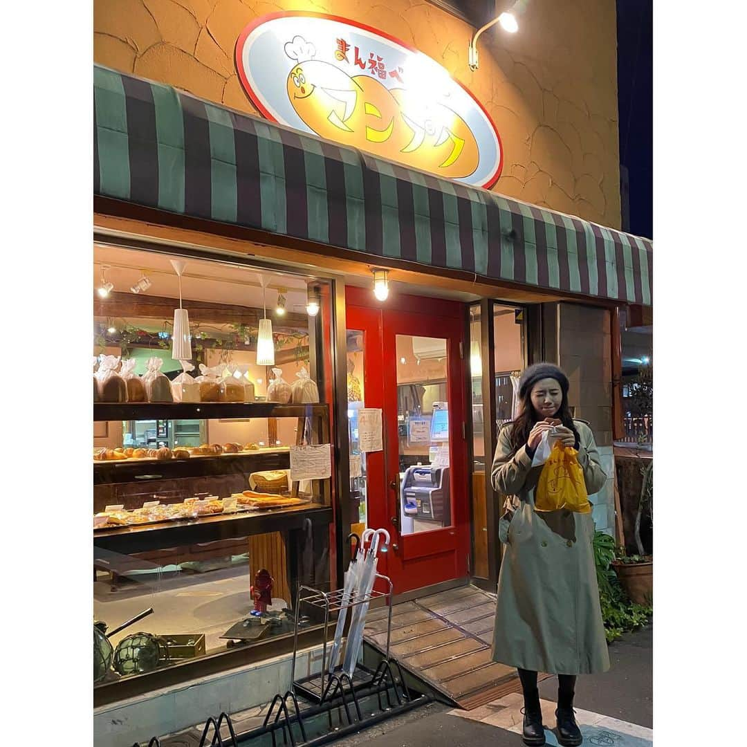 篠原真衣さんのインスタグラム写真 - (篠原真衣Instagram)「. . 大好きなまん福ベーカリー🍞 店構えも堪らんよね。 どれもこれもほんとに美味しいけど、栗のパンが1番すき🌰。 ...でしたが！ 出来立てのピロシキを食べたとき衝撃が走りました。（写真2.3枚目） どうかしてる！っておっきな声出してしまったよ。 美味しすぎてね。 . 冬に頬張りたいもの＝「熱々の肉まん」と言う定義が、「熱々のピロシキ」に瞬時に変わりました。 次の日も行ってしまったよ。 . .」11月15日 21時35分 - shinomai425