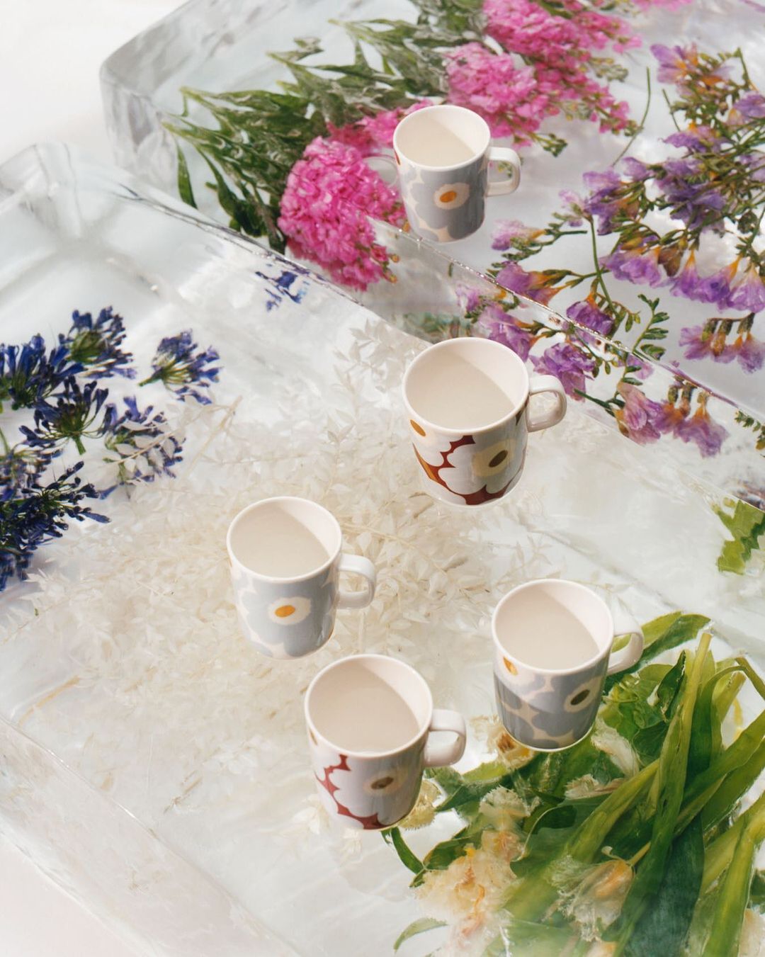 マリメッコのインスタグラム：「Sunday, the perfect excuse for multiple cups of coffee. Especially when it's served with our favorite flowers of all time: poppies. #marimekko」