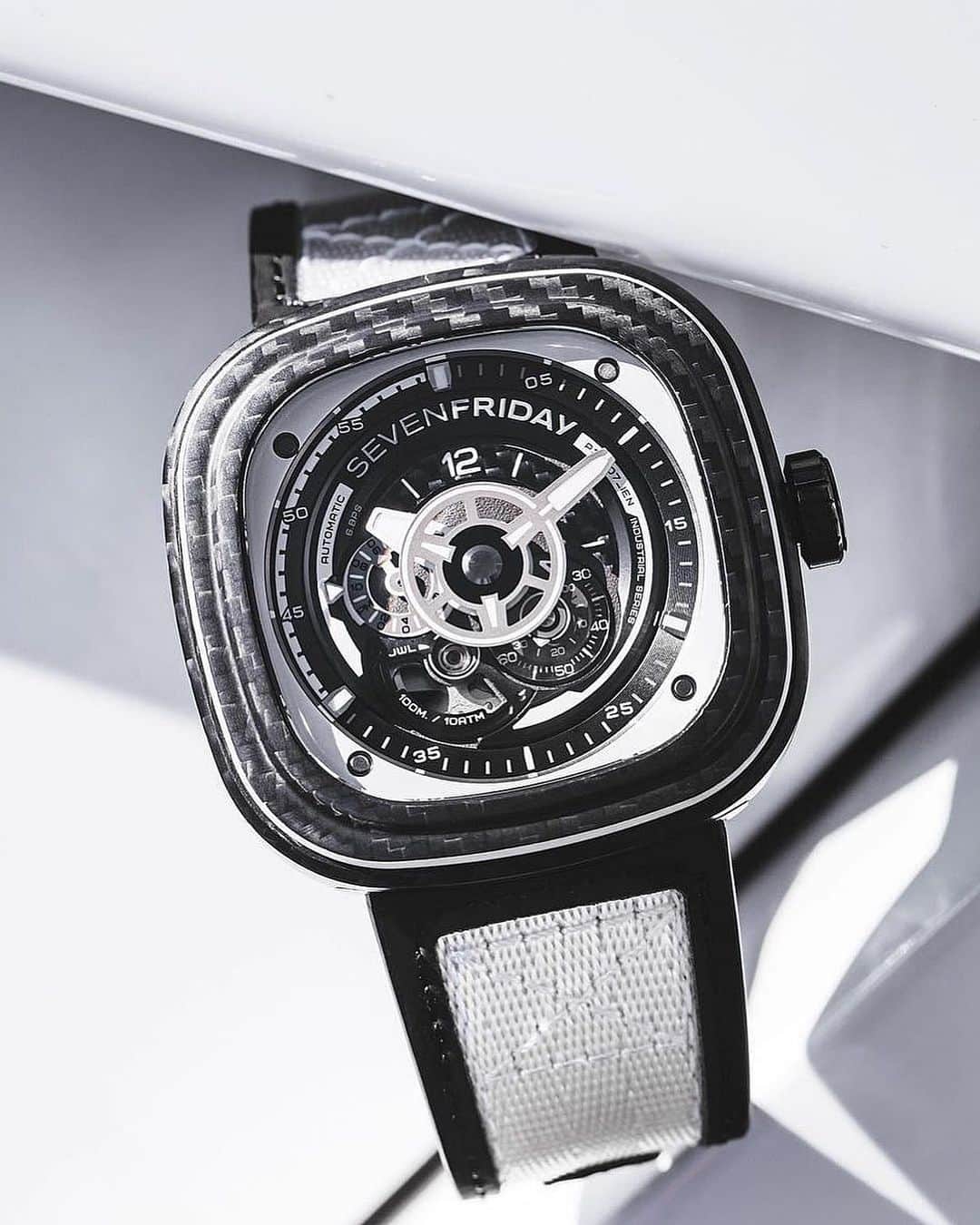 Daily Watchさんのインスタグラム写真 - (Daily WatchInstagram)「The new @SevenFriday P3C/07 White Carbon. With a genuine carbon fibre animation ring, white lacquer highlights and a strap made of made of competition grade safety belt material ⚪️ #DailyWatch #SevenFriday」11月15日 21時38分 - dailywatch