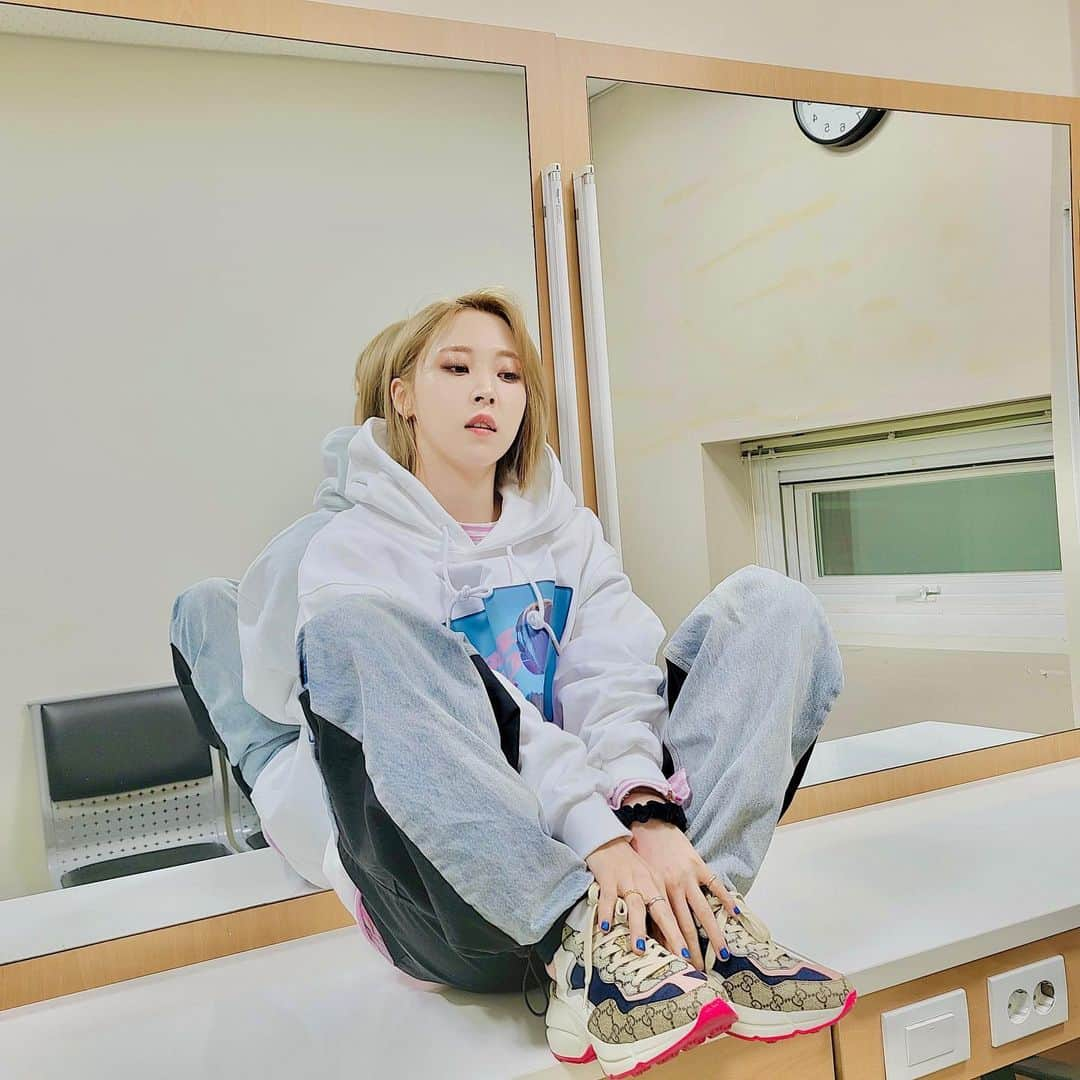 ムンビョルさんのインスタグラム写真 - (ムンビョルInstagram)「🌟👀 ⠀ ⠀ ⠀ ⠀ ⠀ #byul2closet」11月15日 21時39分 - mo_onbyul