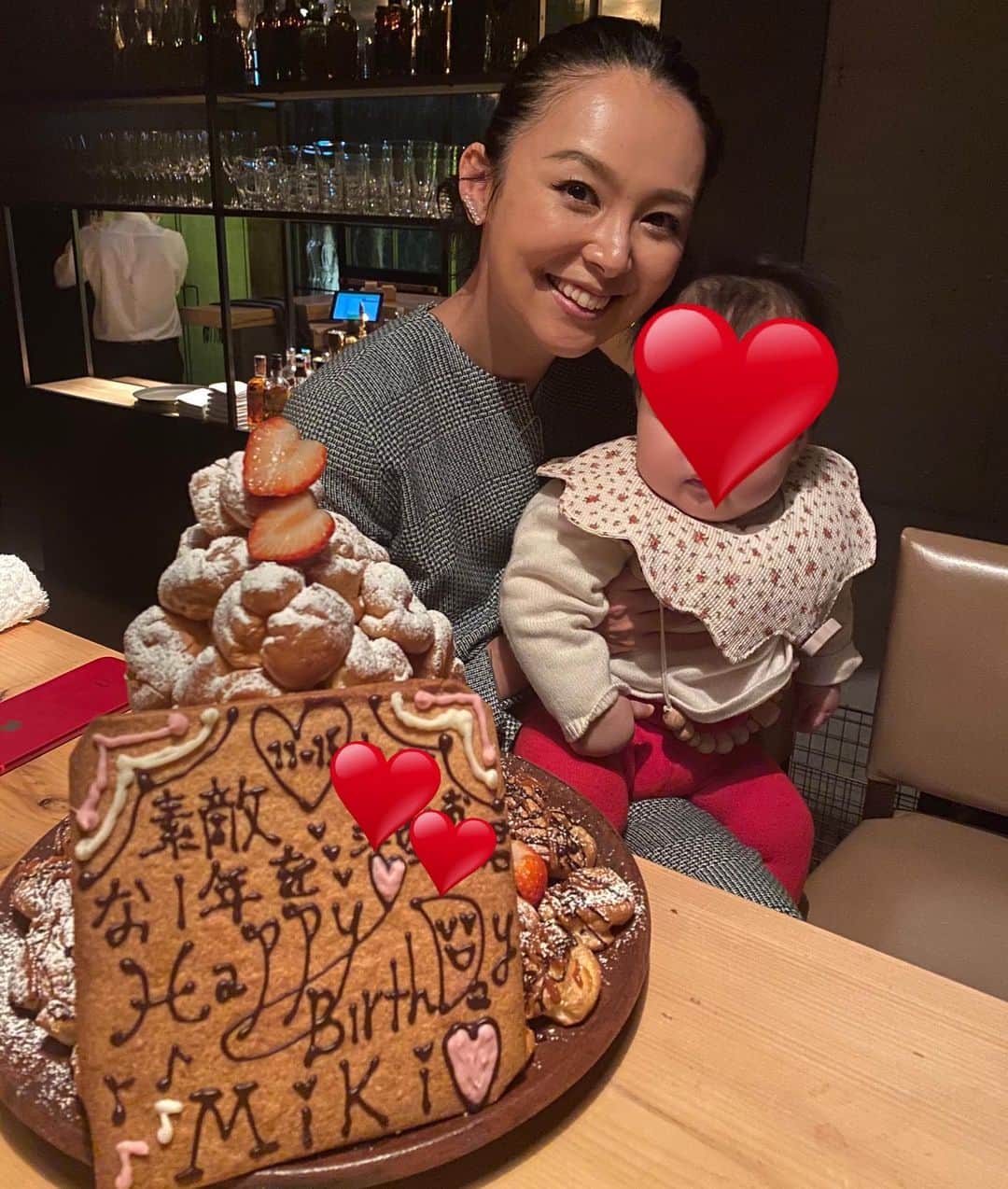 のインスタグラム：「また一つ歳を重ねる事が出来ました。 今年は娘も一緒の誕生日。 健康で迎えられる事に感謝します。 そして私を産んでくれた両親に感謝します。 娘にとって自慢のママになれるよう頑張るからね❣️  #誕生日 #happybirthday #お肉祭り #ケーキも豪華😭#幹さんありがとうございました#ご馳走様でした」