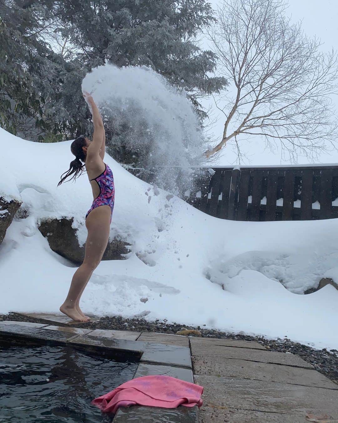 髙津奈々さんのインスタグラム写真 - (髙津奈々Instagram)「そろそろこんな季節❄️  わたしの海のインスタに、雪も☃️  まだまだ海も行くんだけどね🥰  どんなとこでも 水着持っていってるな🤣  #funkitaswimwear #swimwearfashion #swimmergirl #swimmergirlproblems #swimmerlife #snow」11月15日 21時41分 - nanatakatsu