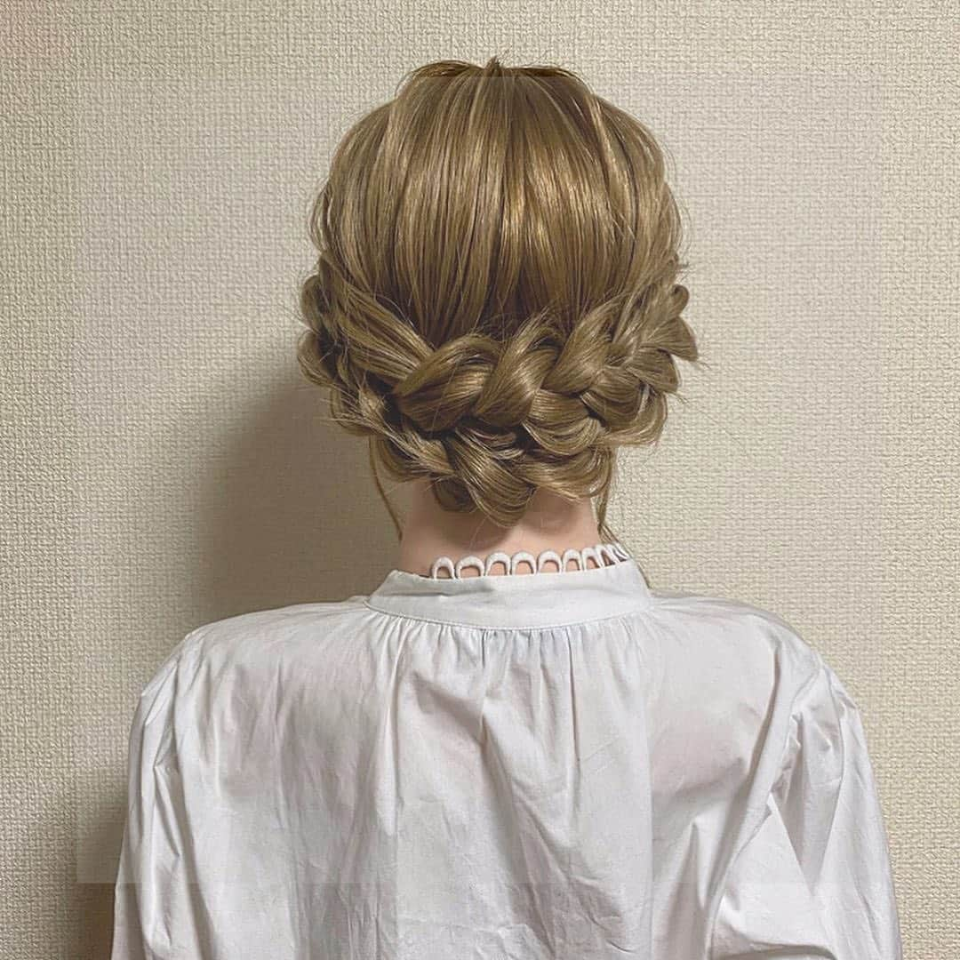 ALBUMさんのインスタグラム写真 - (ALBUMInstagram)「✔style by @takanori.kitagawa 【 #ALBUM動画_アレンジ_ロング 】 ↑別パターンはこちら↑ . cut + color ¥3,500~ double color ¥8,000~ treatment ¥2,000~ etc... ※店舗により料金が異なります。 . . 『三つ編みだけでできる！ヘアアレンジ！』 簡単にできる！プロセス。  1.真ん中で左右に分け左側を三つ編みしほぐします。  2.右側も同様にします。  3.右側を左サイドでピンで固定します。  4.左側を右サイドで固定し全体のバランスを見ながら、ほぐせば、完成です。  スワイプしたら、このアレンジ、やり方が、動画で、乗ってます。 . . こちらのスタイルは 新宿店の北川 貴憲（ @takanori.kitagawa ） が担当いたしました！ . 何かご不明点がございましたら お気軽にコメントください。 . 担当スタイリストからも コメントいたします！ . ALBUM（ @album_hair ） . . TV、CM、映画、広告、タレント、 ミュージシャン、雑誌、ブライダルなどの ヘアメイクも承っております。 . 【お問い合わせ先】 ALBUM OFFICE TEL / ‪03-6712-5547‬ FAX / ‪03-6712-5548‬ MAIL / info@album-hair.com . . . 《求人募集》 ALBUMでは、店舗拡大のため、随時スタッフ募集しております‼ . 「トレンドヘアーを、毎月通える価格で提供。」がコンセプトのサロンです。 めまぐるしく変化する世の中のトレンドを素早くキャッチし、誰にでも手の届くお手ごろなプライスで毎月通えるサロンを目指しております。 . . 《業務内容》 ①正社員スタイリスト ②業務委託スタイリスト ③中途アシスタント . . 《応募方法》 ALBUM公式Instagram TOPページに記載されております URLからご応募くださいませ。 www.album-hair.com/recruit . . #三つ編み #ヘアピン #ロングヘア #ロング#美容室 #ヘアスタイル #髪型 #ヘアセット #カラー #カラー #ヘアアレンジ #アレンジ #パーティー #編み込み #ヘアアレンジ動画 #ロープ編み #新宿#外国人風 #美容師 #髮型 #髮型師 #染髮 #剪髮 #長髮 #เสื้อผ้าแฟชั่น #ผมยาว#긴머리#hair #longhair」11月15日 21時50分 - album_hair