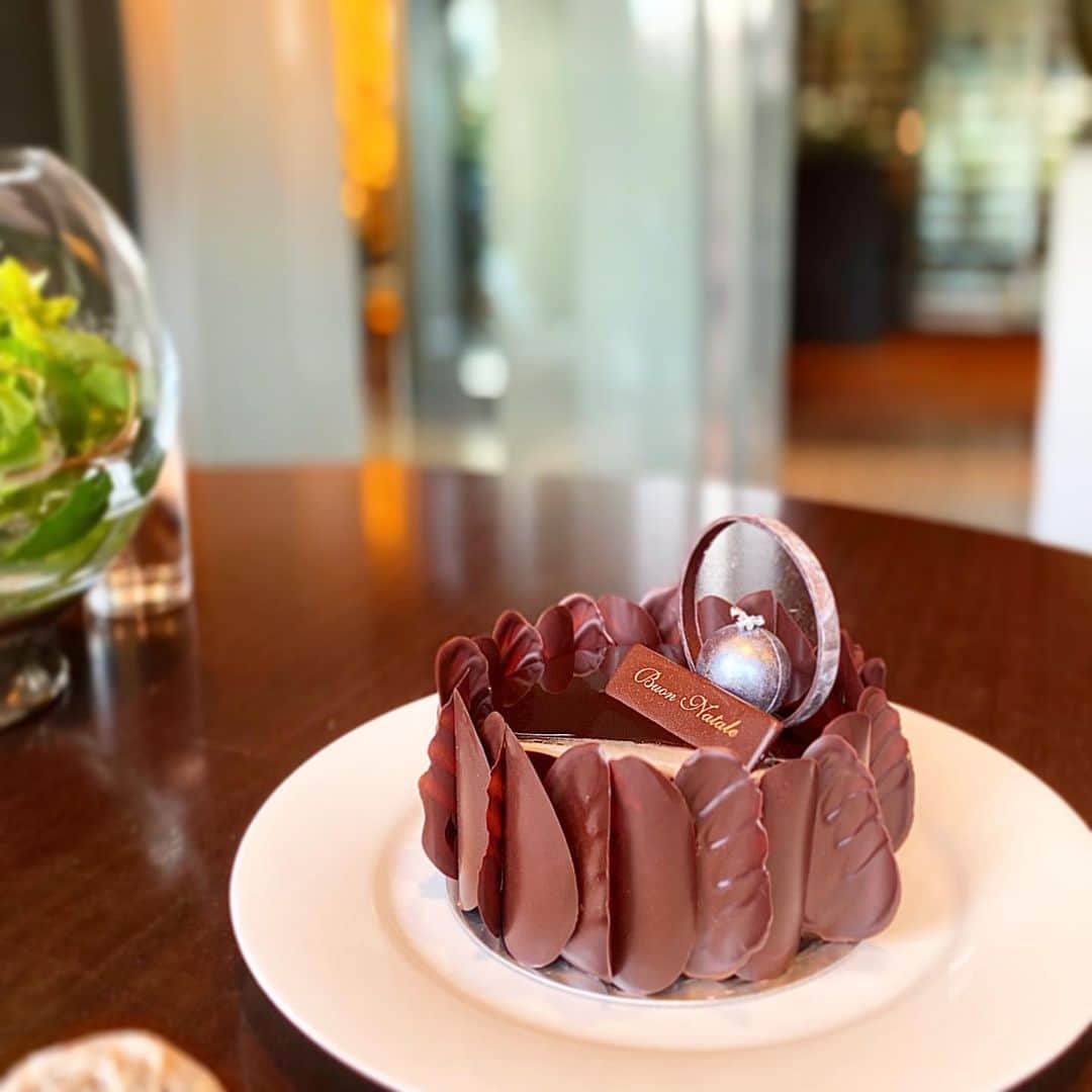 市川歩美のインスタグラム：「グランド ハイアット 東京のラグジュアリーなクリスマスのチョコレートケーキ「Grande H de Luxe 」です🎄✨🎄✨  限定50台販売の新作なんですが、 オンラインショップでオーダーすると10%オフになるそうですよ🎄✨✨  詳しくはチョコレートジャーナルに書きました。https://chocolatejournal.fun/  #ilovechocolate  #chocolat #chocolatelovers  #chocolate #チョコレート #チョコレート大好き #チョコレート好き #ショコラ #チョコレート好きと繋がりたい #チョコレート#グランドハイアット東京 #クリスマスケーキ2020 #チョコレートケーキ」