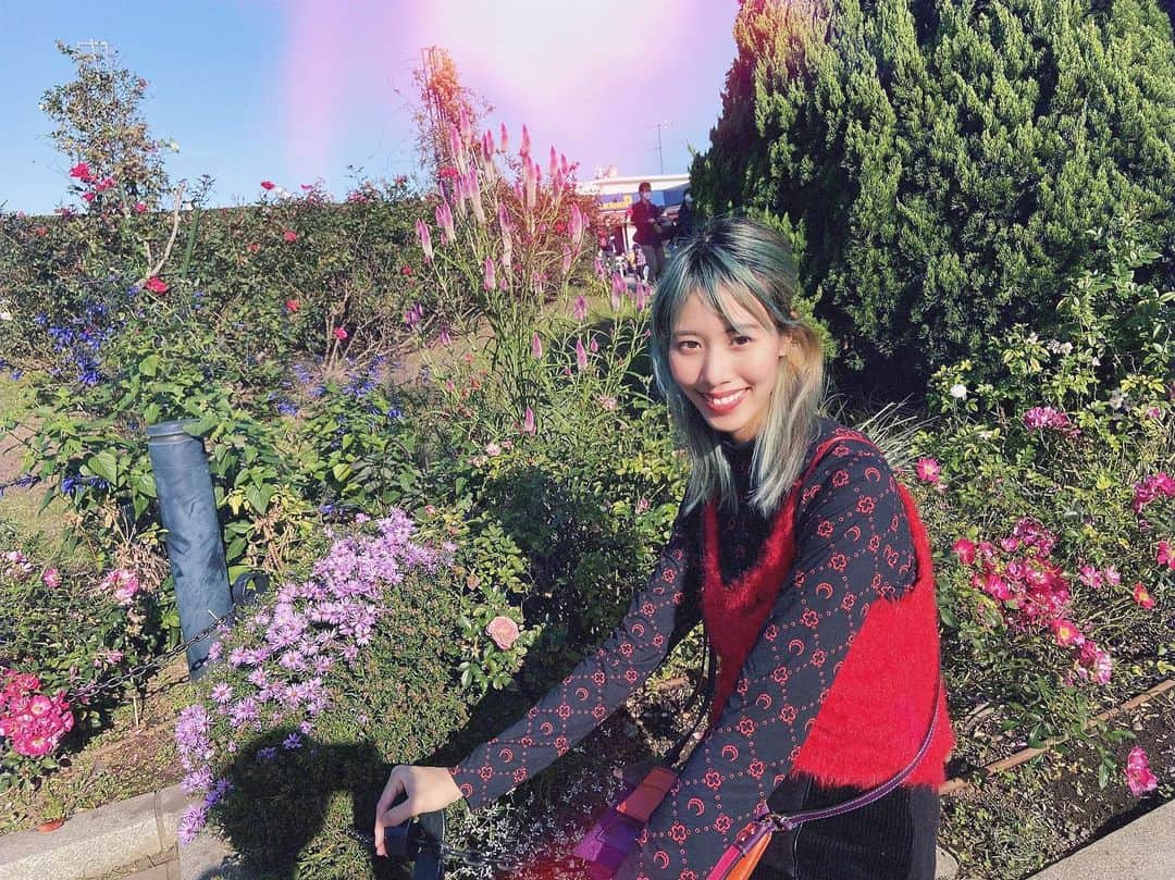 草野絵美のインスタグラム：「Photo by my baby👼🏻 My 8-year-old son picks up the flowers and scenery that suits me best and even directs the poses🧚🏽‍♀️  息子のポーズ指定で撮影する。ローズガーデンの中で1番ママに似合いそうな景色といって選んでくれた😍 🌹 指が映ってしまっているものあるけどそれもまたいい味出してる😂」