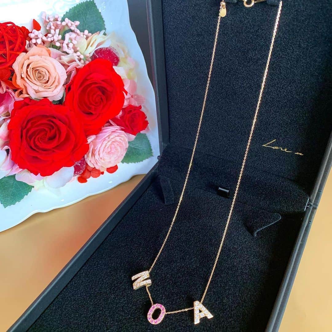 𝐇𝐈𝐍𝐀𝐊𝐎のインスタグラム：「💝💝💝 今年の9月に一周年を迎えたラブイズ💎 ブランドとしてまだまだこれからですが ノア様 @shingeki_noa のような 憧れの著名の方からオーダーいただけたのは まお様 @mmmaaa0118 のおかげです🥺❣️✨✨ ・ ご縁を繋いでくださったまお様に感謝です🥺🌹 ・ 今までもすべてお客様の声のおかげで ご縁が繋がれています🥺❣️ 実際に手に取れないネットショップで ダイヤモンドジュエリーのオーダー、 ハードルが高く、不安なお気持ちがあっても たくさんのオーダーいただいてます😭🙇‍♀️✨✨ ただ本当に美しいダイヤモンドを厳選してます。 そしてネットショップだからこそ 低価格で、ご案内しています💎 ・ わたしがどんなにご案内しても お客様の声が何より一番で大切で わたしの宝物でもあります🥺‼️ ・ お客様に喜んでいただけること 嬉しいお客様の声がラブイズのすべてです❣️ 素敵なお客様との出会いに感謝してます🥰✨ ・ ・ ・ 本格的な寒さに向かう季節、 体調にお気をつけてお過ごし下さい🥰💝✨✨ ・ ・ #お客様の喜び  #お客様の幸せ #お客様の満足 #お客様の声 #ラブイズのすべてです✨🙇‍♀️ #ご縁に感謝 #出会いに感謝  #お客様のオンリーワンをお作り致します  ・ 💎💎💎」