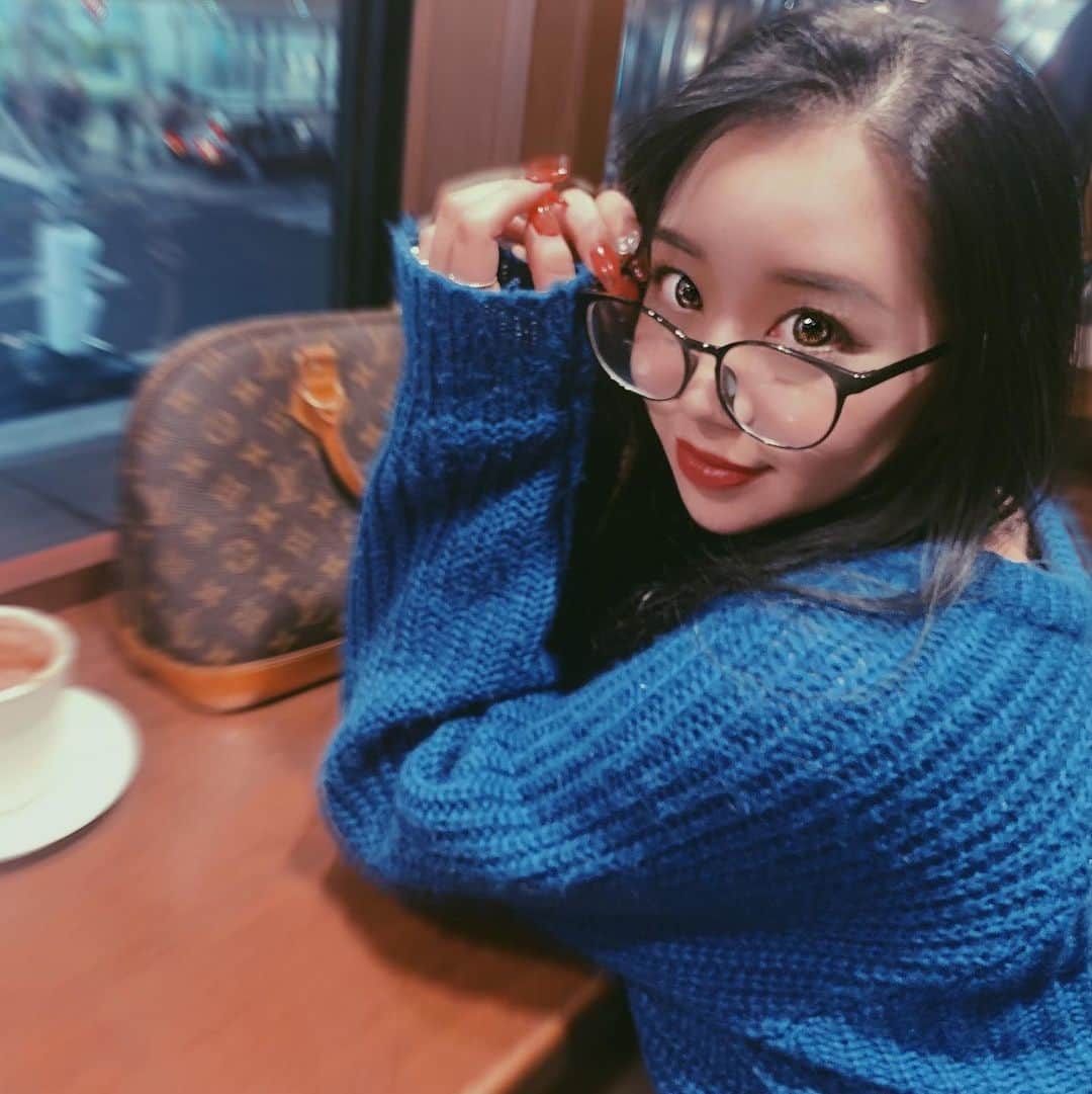 秋本鈴果のインスタグラム：「💙🤍💙🤍 . .  #me#my#selca#‪make#cosme#ootd#fashion#photo#follow#followme#instalike#instagood#trip#美容#美容院#サロン#カラコン#冬コーデ#冬メイク#いいね返し#ダイエット#くびれ作り #モデル#グラビア#ファッション#ライブ配信#ニットコーデ」