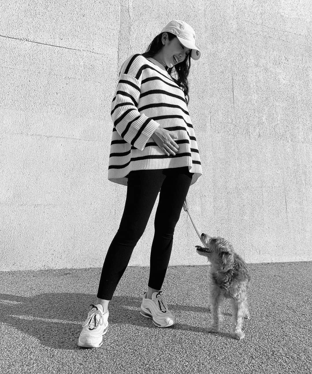 恵里花のインスタグラム：「妊娠をしてから気づいた身体の変化✔️﻿ ﻿ ・太りやすい部位に脂肪がつく﻿🦵🏼 ・顔色が悪くなる﻿😨 ・肌荒れ﻿🤦🏻‍♀️ ・乾燥がひどくなる﻿🍂 ・疲れやすくなる﻿🦥 ﻿ 人によって個人差はありますが 私の場合は特にこの5つが﻿ 大きく変わったなと実感しています😱💥﻿ ﻿ ボディやスキンケアは入念に✊🏼✨﻿ ちなみにボディケアはストーリーにも紹介した #WELEDA の妊娠線予防マッサージオイルを🧴﻿  スキンケアはずっと愛用している﻿ ロート製薬の薬用#メラノCC 美白化粧水を﻿ 顔にたっぷり使ってビタミン補給しています🍋﻿ ﻿ 本格的な寒さに向かう時期なので﻿ 身体をいたわりながら残りの数ヶ月を﻿ 充実させていこうと思います☺️💡﻿ ﻿ みなさんもくれぐれもお気をつけ下さいね🏃🏻‍♀️❄️ ﻿ #24w4d #マタニティコーデ﻿ #公式たまひよグラマー﻿ @tamahiyoinsta」