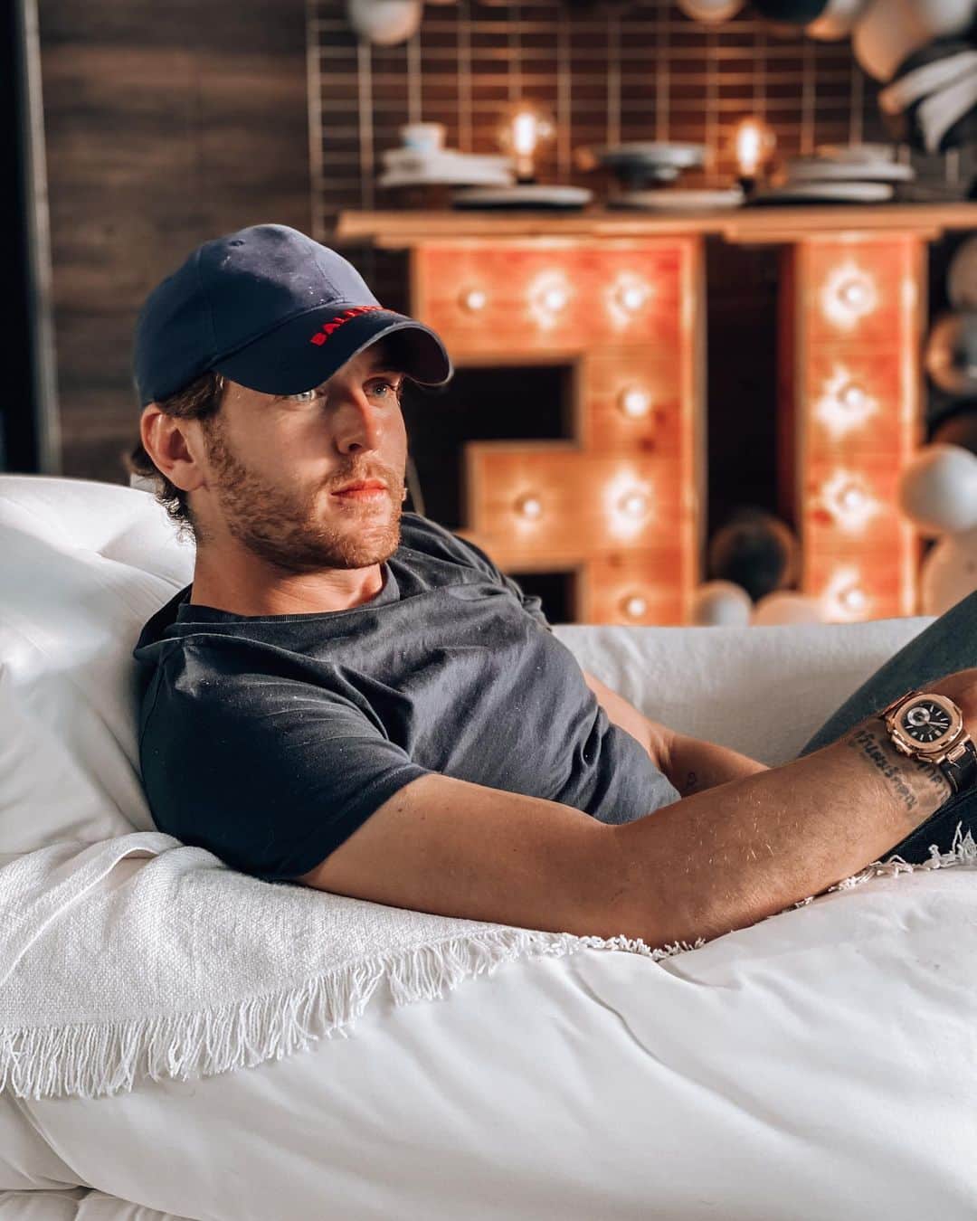 イバイ・ゴメスのインスタグラム：「Yo creo que ya es hora de poner fin a las “celebraciones”/sorpresas de estos 31 😅 GRACIAS A TOD@S los que habéis participado de una forma u otra en que cumplir haya vuelto a ser especial y sirva para darme más cuenta, si cabe, de lo afortunado que soy de teneros conmigo. ❤️ Y en especial a ti mi amor @ingridbetancor , gracias por desvivirte y hacer TODO lo posible para que aun con las dificultades que hay para poder organizarlo, una vez más lo hayas conseguido. ¡TE AMO CON LOCURA! 💞」
