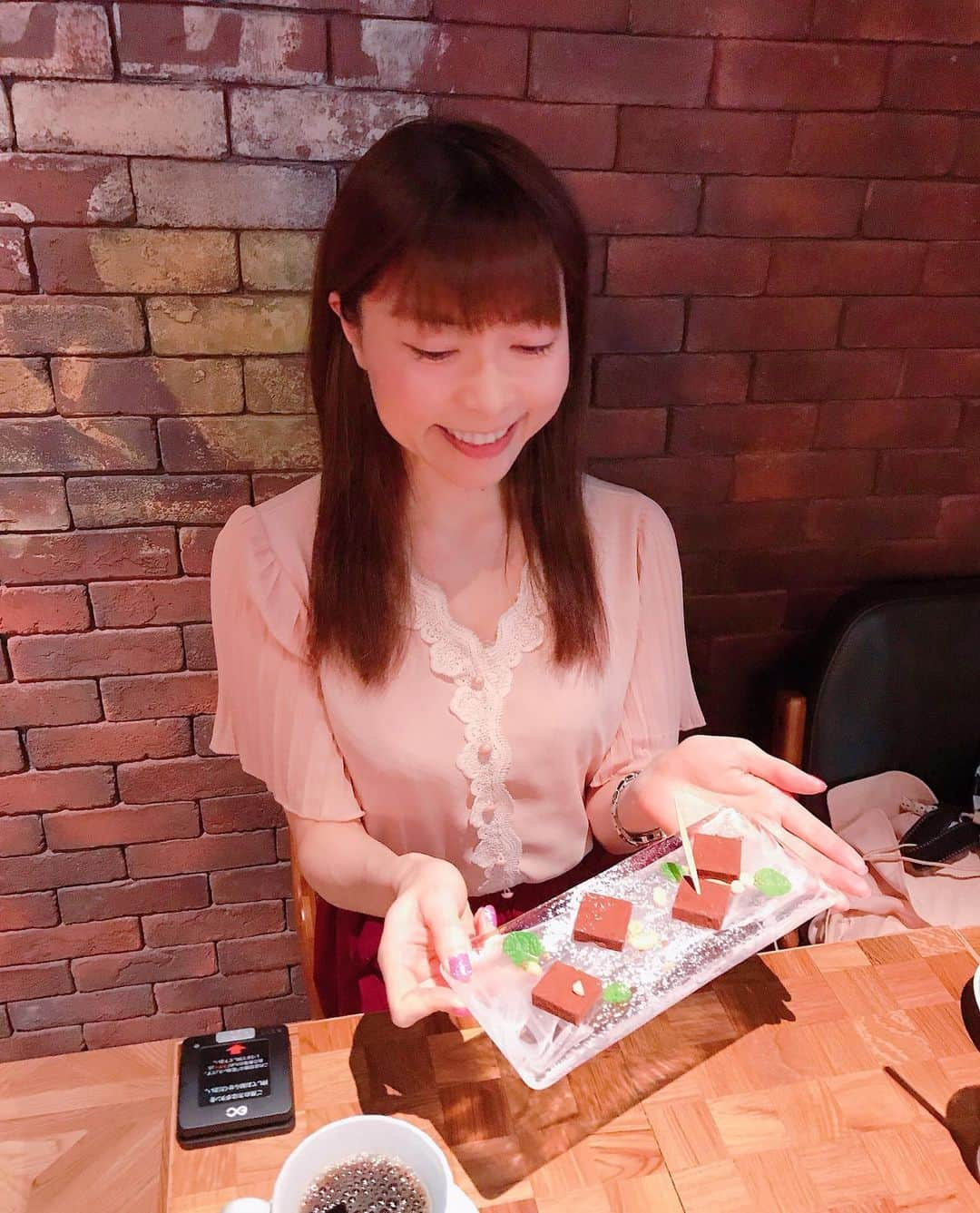 DJ MIYAさんのインスタグラム写真 - (DJ MIYAInstagram)「みんな💗こんばんにゃーっ♪今夜は、丸の内でdinnerしてきたよーぉ(o^^o)  11月5日(木)NEW OPENしたばかりのお店💓 『MARUNOUCHI BASE』（丸の内テラス1F〜2F）  大手町駅D7、又はB1b出口直結⭐︎✨  丸の内エリア初の、大型複合エンターテインメント施設❤️すごいのー！店内の装飾もインスタ映えで可愛い😍  ◉カリビアンパイナップル🍍　780円 RTD スミノフベースの甘めcocktail、これ美味しい💓  ◉Mix Nuts with Smoked Salt  ◉グリルチキンとロメインレタスのシーザーサラダ　Grilled Chicken and Romaine Caesas Salad  ◉特選　黒毛和牛のステーキ 200g! 九州産の黒樺牛のいいところ♪わぁー！嬉しい！ 柔らかくて、とっても美味しいですねー！噛むごとに肉汁があふれて脂身の少ない筋肉に良さそうなおにく、幸せ❤️  ◉コーヒーフロートがメニューにあってorder 見た目も可愛いのに❤️どのお料理にも合いました。  ◉兵庫県産　生牡蠣　  大きめのOyster!!大きい上に、ミルキー！これ絶品です！  ◉Rich RENGA  ウィスキー香る生チョコレート💓  驚くほど芳醇で優雅な甘さ。まさに大人のチョコレートで、Hot coffeと楽しんじゃいました💗  プロジェクションマッピングを見ながらの食事ができたり、最新ダーツ、最新カラオケ機器など完備しているんでーす！(^ ^) 食事してからdartsしたりも楽しいかも♪  アメリカンダイナーだけでなく、1次会から2次会、など幅広い用途で使える施設ですね❤️❤️  行ってみてね💗  #MARUNOUCHIBASE #丸の内ベース #MARUNOUCHI_BASE #マルノウチベース #アメリカンダイナー #カラオケ #ダーツ #プロジェクションマッピング #pr #グルメ女子 #グルメ #大手町グルメ #東京駅 #丸の内グルメ #グルメ好き #東京グルメ #旅ブロガー #旅インフルエンサー #旅インスタグラマー #ブロガー #グルメ大好き #グルメインフルエンサー #GOTOキャンペーン #フィットネス女子 #今日のコーデ #今日のメイク #丸の内テラス #デートスポット東京 #デートスポット #旅インスタグラマー #ステーキ好き」11月15日 21時59分 - dj_miya