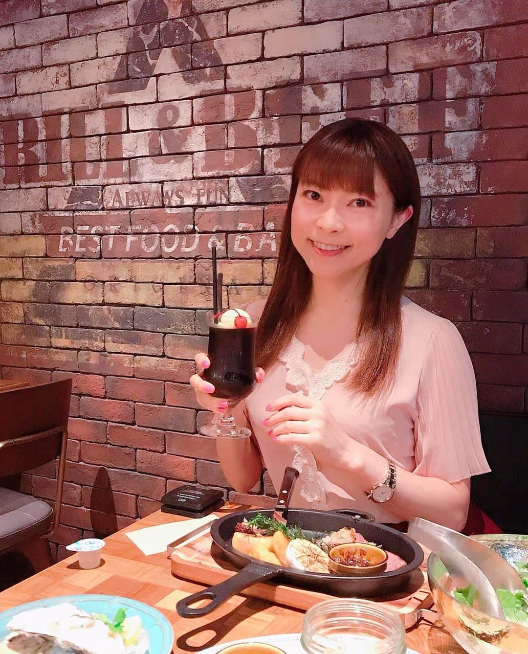 DJ MIYAさんのインスタグラム写真 - (DJ MIYAInstagram)「みんな💗こんばんにゃーっ♪今夜は、丸の内でdinnerしてきたよーぉ(o^^o)  11月5日(木)NEW OPENしたばかりのお店💓 『MARUNOUCHI BASE』（丸の内テラス1F〜2F）  大手町駅D7、又はB1b出口直結⭐︎✨  丸の内エリア初の、大型複合エンターテインメント施設❤️すごいのー！店内の装飾もインスタ映えで可愛い😍  ◉カリビアンパイナップル🍍　780円 RTD スミノフベースの甘めcocktail、これ美味しい💓  ◉Mix Nuts with Smoked Salt  ◉グリルチキンとロメインレタスのシーザーサラダ　Grilled Chicken and Romaine Caesas Salad  ◉特選　黒毛和牛のステーキ 200g! 九州産の黒樺牛のいいところ♪わぁー！嬉しい！ 柔らかくて、とっても美味しいですねー！噛むごとに肉汁があふれて脂身の少ない筋肉に良さそうなおにく、幸せ❤️  ◉コーヒーフロートがメニューにあってorder 見た目も可愛いのに❤️どのお料理にも合いました。  ◉兵庫県産　生牡蠣　  大きめのOyster!!大きい上に、ミルキー！これ絶品です！  ◉Rich RENGA  ウィスキー香る生チョコレート💓  驚くほど芳醇で優雅な甘さ。まさに大人のチョコレートで、Hot coffeと楽しんじゃいました💗  プロジェクションマッピングを見ながらの食事ができたり、最新ダーツ、最新カラオケ機器など完備しているんでーす！(^ ^) 食事してからdartsしたりも楽しいかも♪  アメリカンダイナーだけでなく、1次会から2次会、など幅広い用途で使える施設ですね❤️❤️  行ってみてね💗  #MARUNOUCHIBASE #丸の内ベース #MARUNOUCHI_BASE #マルノウチベース #アメリカンダイナー #カラオケ #ダーツ #プロジェクションマッピング #pr #グルメ女子 #グルメ #大手町グルメ #東京駅 #丸の内グルメ #グルメ好き #東京グルメ #旅ブロガー #旅インフルエンサー #旅インスタグラマー #ブロガー #グルメ大好き #グルメインフルエンサー #GOTOキャンペーン #フィットネス女子 #今日のコーデ #今日のメイク #丸の内テラス #デートスポット東京 #デートスポット #旅インスタグラマー #ステーキ好き」11月15日 21時59分 - dj_miya