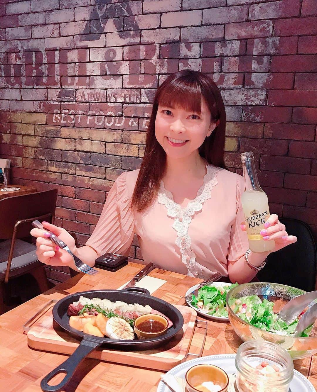 DJ MIYAさんのインスタグラム写真 - (DJ MIYAInstagram)「みんな💗こんばんにゃーっ♪今夜は、丸の内でdinnerしてきたよーぉ(o^^o)  11月5日(木)NEW OPENしたばかりのお店💓 『MARUNOUCHI BASE』（丸の内テラス1F〜2F）  大手町駅D7、又はB1b出口直結⭐︎✨  丸の内エリア初の、大型複合エンターテインメント施設❤️すごいのー！店内の装飾もインスタ映えで可愛い😍  ◉カリビアンパイナップル🍍　780円 RTD スミノフベースの甘めcocktail、これ美味しい💓  ◉Mix Nuts with Smoked Salt  ◉グリルチキンとロメインレタスのシーザーサラダ　Grilled Chicken and Romaine Caesas Salad  ◉特選　黒毛和牛のステーキ 200g! 九州産の黒樺牛のいいところ♪わぁー！嬉しい！ 柔らかくて、とっても美味しいですねー！噛むごとに肉汁があふれて脂身の少ない筋肉に良さそうなおにく、幸せ❤️  ◉コーヒーフロートがメニューにあってorder 見た目も可愛いのに❤️どのお料理にも合いました。  ◉兵庫県産　生牡蠣　  大きめのOyster!!大きい上に、ミルキー！これ絶品です！  ◉Rich RENGA  ウィスキー香る生チョコレート💓  驚くほど芳醇で優雅な甘さ。まさに大人のチョコレートで、Hot coffeと楽しんじゃいました💗  プロジェクションマッピングを見ながらの食事ができたり、最新ダーツ、最新カラオケ機器など完備しているんでーす！(^ ^) 食事してからdartsしたりも楽しいかも♪  アメリカンダイナーだけでなく、1次会から2次会、など幅広い用途で使える施設ですね❤️❤️  行ってみてね💗  #MARUNOUCHIBASE #丸の内ベース #MARUNOUCHI_BASE #マルノウチベース #アメリカンダイナー #カラオケ #ダーツ #プロジェクションマッピング #pr #グルメ女子 #グルメ #大手町グルメ #東京駅 #丸の内グルメ #グルメ好き #東京グルメ #旅ブロガー #旅インフルエンサー #旅インスタグラマー #ブロガー #グルメ大好き #グルメインフルエンサー #GOTOキャンペーン #フィットネス女子 #今日のコーデ #今日のメイク #丸の内テラス #デートスポット東京 #デートスポット #旅インスタグラマー #ステーキ好き」11月15日 21時59分 - dj_miya