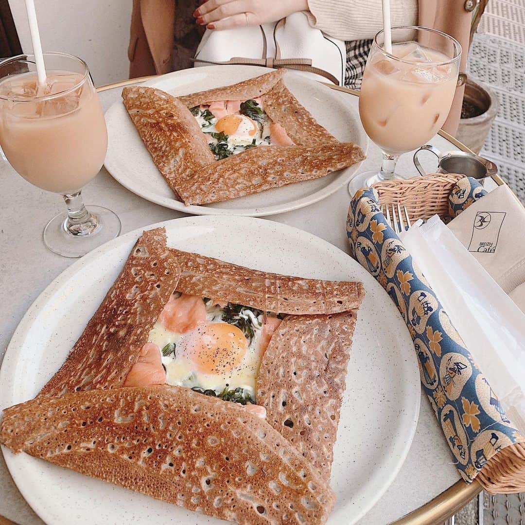 SHIHORINのインスタグラム：「𓂃 𓈒❁⃘  きょんちゃんとcafe☕︎❤︎ ガレットってなんでこんなに美味しいんだろう🥺🇫🇷 ボリュームあって満腹なったよ🤭  お天気良くてテラス席が心地よかった𓌉𓇋❤︎  📍BREIZH Cafe CREPERIE #cafe #omotesandocafe #galette #crapes #breizhcafe #表参道カフェ #東京カフェ #ブレッツカフェクレープリー #カフェ巡り #表参道ランチ #ガレット #クレープ #そば粉のガレット」