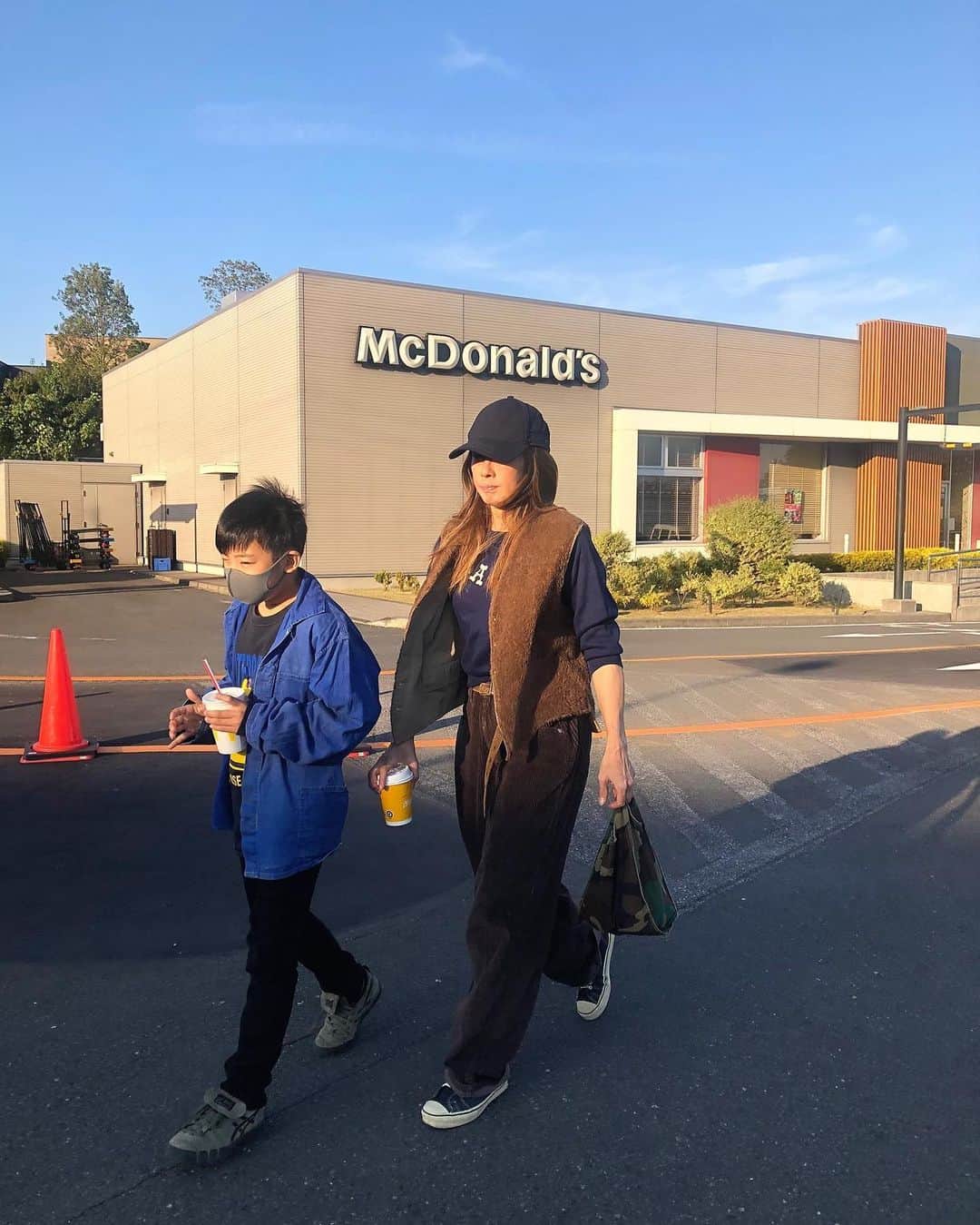 のインスタグラム：「人生最後に食べたいものは  「マック！」と即答する人 私の作るゴバンはマックに負けているという悲しい現実  でもマックのポテトって魔法がかけられているのではないかと思うくらい美味しい、それはわかる..... 食べ終わった後に色々な罪悪感がつきまとうけどいつも誘惑に負けちゃうんだな  ちなみに私は揚げたてよりも少し時間が経ってヘニャヘニャした方が好きです 変わってるねって良く言われます  #swellvtg #マクドナルド #McDonald」
