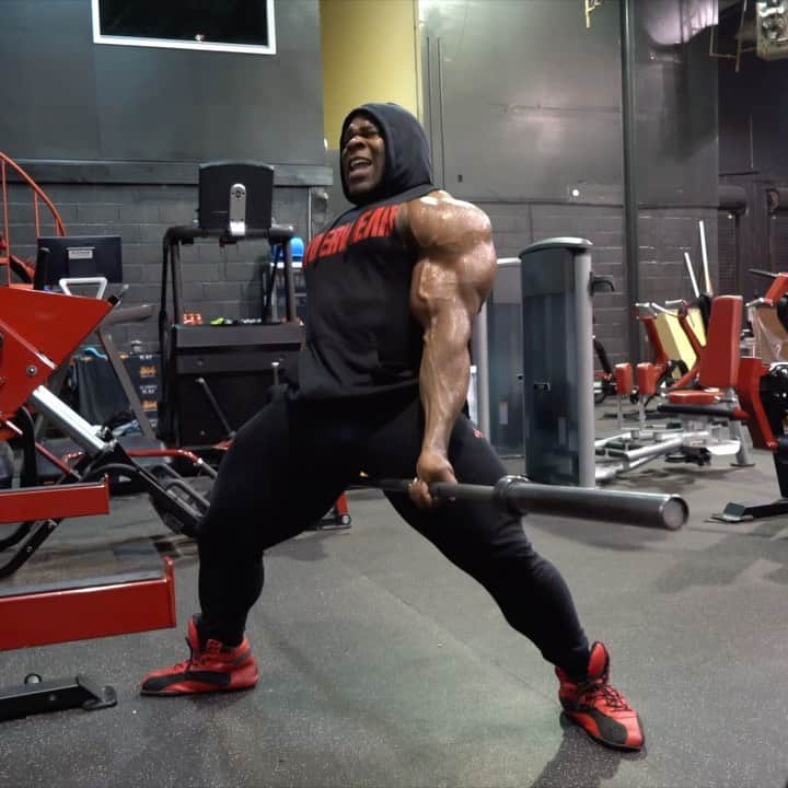 カイ・グリーンのインスタグラム：「“THE JEFFERSONS”  Contract and squeeze!! That’s the name of the game y’all Don’t let the no weight on the bar fool you! I’ve been doing these for the last 3 decades and they are the truth!! Being as low and cemented to the ground is crucial for proper execution, that’s why @ryderwear and I teamed up to create my Signature Series 2.0 Shoe. We improved the sole, implemented 3 new color options and even added my own custom artwork on the insole it makes for the ideal choice for any leg day work!! .. ⚫️Shop #Ryderwear✖️Kai Greene 🔴Save 10% W/Code: KAI10 🔵Go To ryderwear.com/kai “link in bio” .. 👇🏾 HOW TO PERFORM: 1️⃣. Take a wide stance and hold the bar between your legs with one hand in front of your body and one hand behind it. 2️⃣. Keep your glutes tensed while you squat down  in the bucket (below parallel). 3️⃣. Use no weight or smaller plates on the bar, no more than 25s, so you can get down deep enough. 4️⃣. The key is to force your knees out—when you do that, it activates your glutes so you keep them under continuous contraction throughout the set. 5️⃣. Let’s Work For 15-20 Reps Per Leg」
