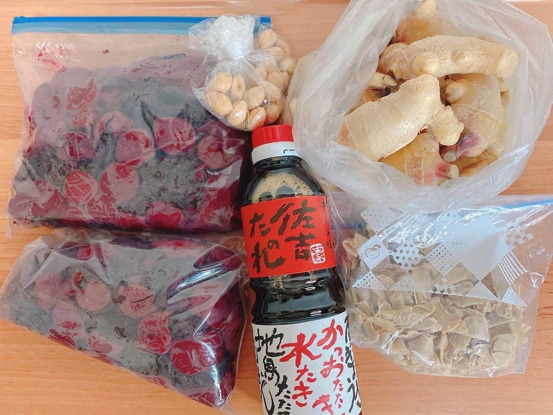 酒井瞳さんのインスタグラム写真 - (酒井瞳Instagram)「よし‼️宮崎でパワーめちゃくちゃチャージしたからまた東京で頑張るぞぉ💪✨ 明日から気を引き締めていつもの生活に少しずつ戻していこう😊🙌 道の駅はスーパーフードの宝庫なので、帰りに寄って大量に私の身体が欲している物を買ってきました😁💕 乾物量多いし安すぎる😭👏‼️ 蜂蜜も地元の方が丁寧に作った物を絶対買おうと思ってたの🐝 あとは珍しくて身体に良さそうな物をとりあえず色々買ってみた😳‼️ 古代紫黒米とか初めて見たよ✨説明読んで即買い😳✨笑 どんな味なんだろ〜😋楽しみ‼️ あとは、宮崎のお世話になってる方から手作りの梅干しと生姜を沢山いただいたの🥺❤️ よく使うから刻んで冷凍しとくと便利だよね👍 皮に栄養あるから皮ごと食べるよ🤤 佐吉のたれは万能ダレでおすすめを教えてもらいました😁 銀杏は好きだから帰る直前に父が炒めてたの少し持って帰ってきた🤣🤣笑 おつまみを横取り🤣  明日からお家ご飯で身体を休めます😊🙌 オンとオフがあるからどっちも楽しめるんだぁ😁☀️  #宮崎 #延岡 #道の駅 #よっちみろや #スーパーフード #健康食 #お土産 #おすすめ #食べるの大好き #お家ごはん #地元の味 #美味しい #ありがとう」11月15日 21時57分 - s.sakaihitomi