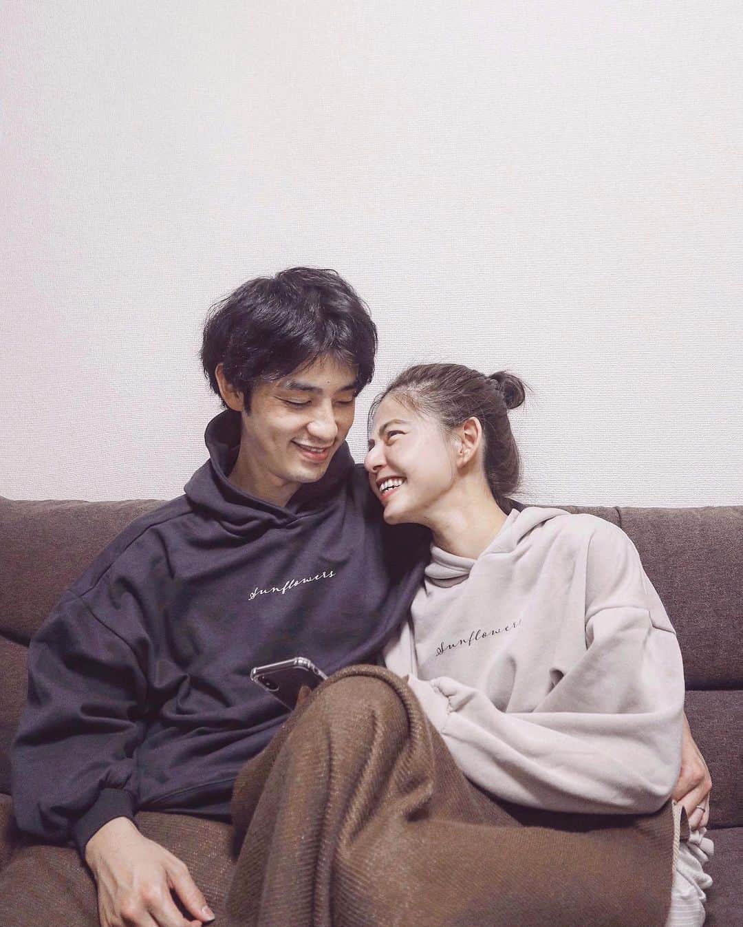 のインスタグラム：「ペアルック✌ @toyome_official  夜、その日にあったことを お互い色々話したりする時間好き〜👩‍❤️‍👨  #ありーとしょーちゃん#夫婦の時間 #toyome#ペアルック#パーカー」