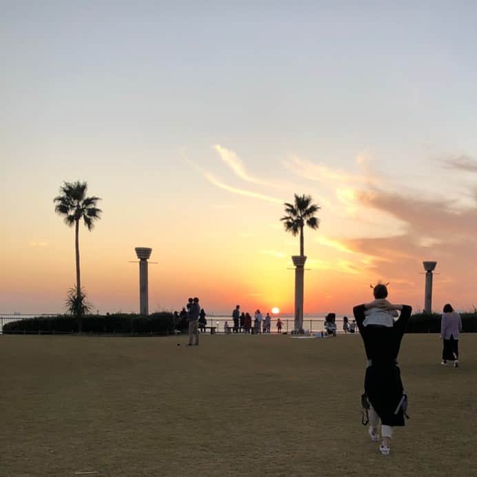 雛月乙葉のインスタグラム：「夕陽を見に行ってきました🏝⠀ ⠀ ⠀ ⠀ 沈みかけの夕陽は凄く綺麗で、短い時間でしたがとても癒されました☀️😍⠀ ⠀  #鳴尾浜臨海公園海づり広場」
