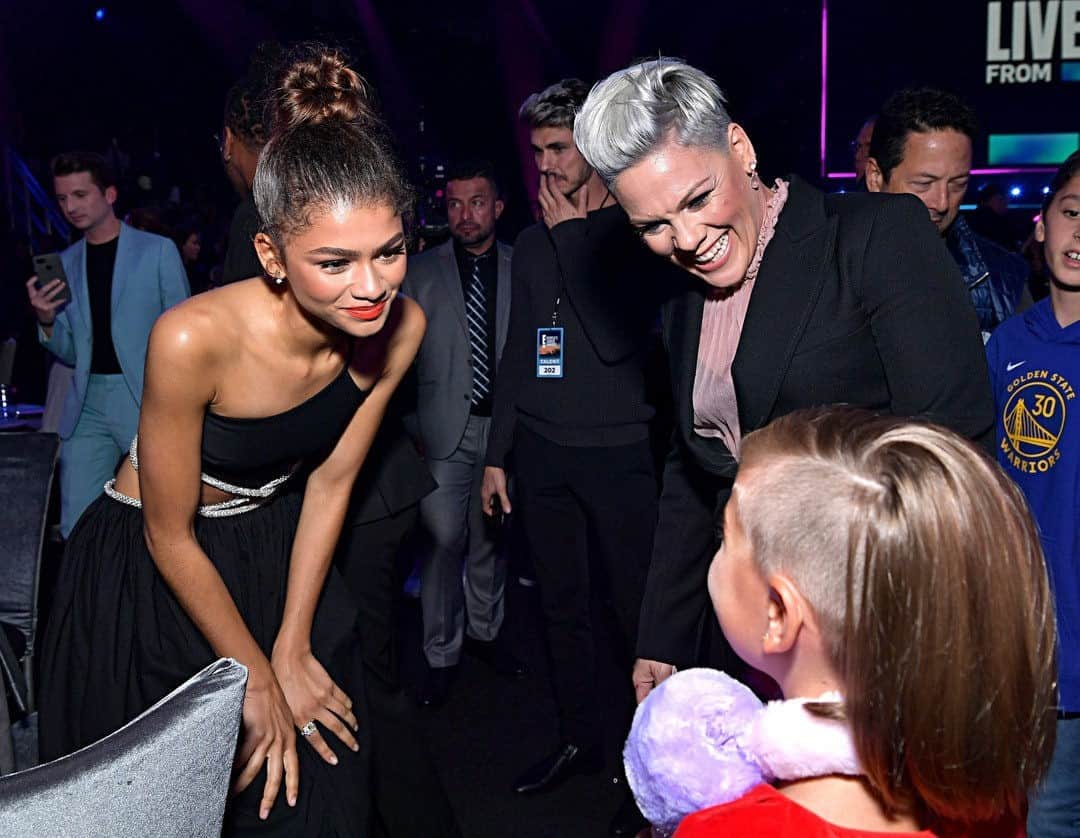 E! Onlineさんのインスタグラム写真 - (E! OnlineInstagram)「We will name our favorite part of last year's #PCAs: Pink's daughter meeting Zendaya. You name yours below. 👇(📷: Getty Images)」11月15日 22時01分 - enews