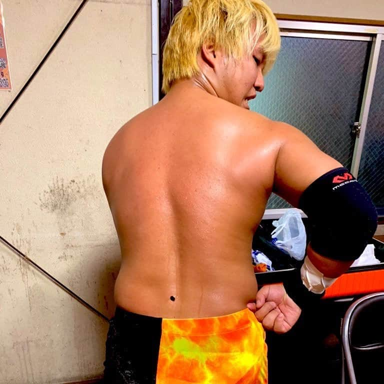 下村大樹のインスタグラム：「画鋲刺さってすごく痛かったです #basara_pw #プロレス #プロレスラー #画鋲デスマッチ #画鋲　#画鋲刺さった」