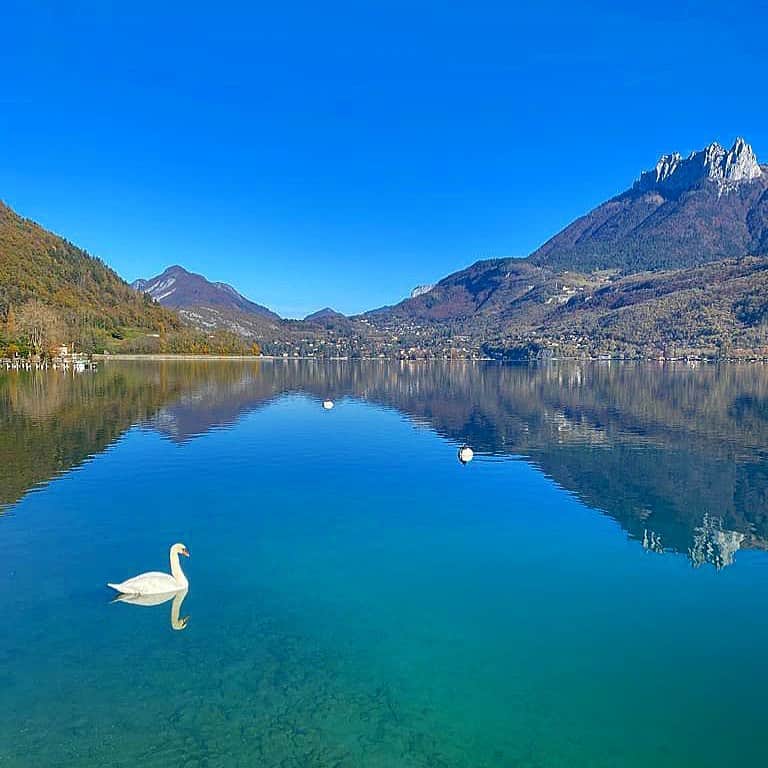 ヴァレンティーナ・マルケイのインスタグラム：「Postcard from Annecy🦢 Ma che ne sanno gli altri di quanto abbiamo sognato (e limonato🤭😂) seduti su questo pontile nel #2009 💙  Buona domenica☀️  #nofilter #specchioriflesso #illagodeicigni #secondhome #colorsofautumn」