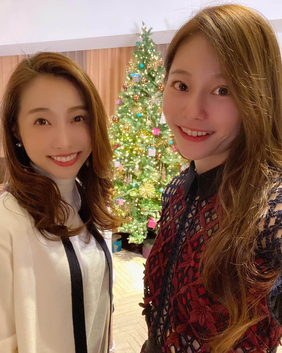 冨張愛さんのインスタグラム写真 - (冨張愛Instagram)「LOUANGE tokyo X'mas collection🧸 @aya_0429 と 行ってきました〜🎁 可愛い 楽しい 美味しい時間🎂 2020年は可愛い妹のような しっかり者の姉のような... ご飯と旅 好きなものも似ていて 居心地が良すぎて家族のような 大好きなあやちゃんと仲良くなれて嬉しい1年😍💭 * knit & cardigan ... #INEDIT @superior_closet_official  pants ... #PLST @plst_official  shoes ... #repetto @repettoparis  #instagood #coordinate #ootd #outfit #fashion #instafashion #meg_ootd #constancemini #louangetokyo #코디네이트 #패션 #카메라 #コーディネート #コーデ #ファッション #今日のコーデ #今日の服 #ルワンジュ東京 #クリスマスケーキ #赤坂プリンスクラシック」11月15日 22時04分 - megumitomihari