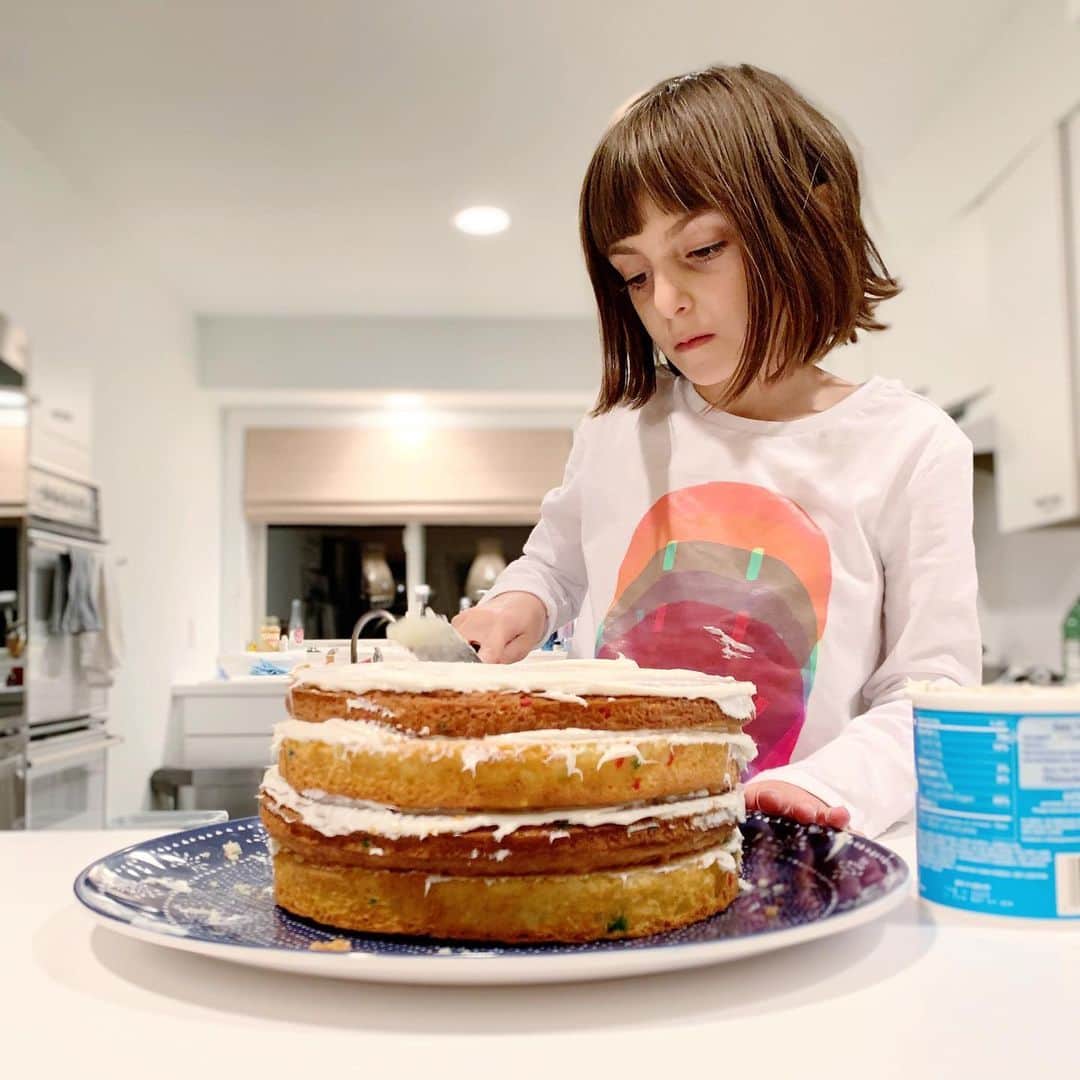 Ilana Wilesさんのインスタグラム写真 - (Ilana WilesInstagram)「All Harlow wanted for her birthday was to bake her own cake. Her first four layer cake, mind you. I can’t wait to show you what she did with it. 🎂」11月15日 22時04分 - mommyshorts