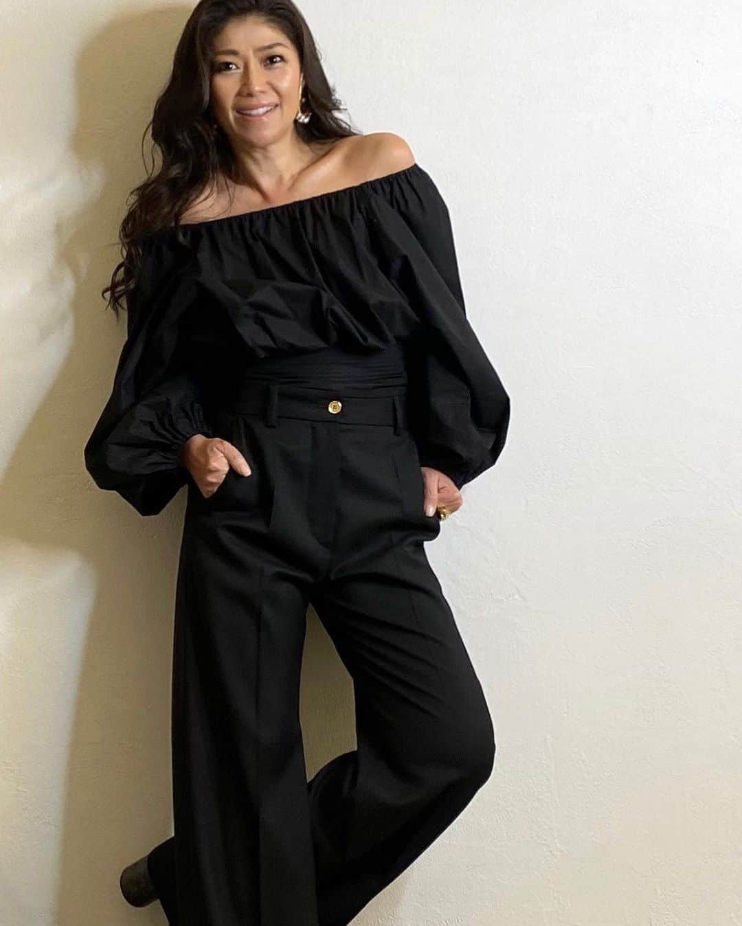 のインスタグラム：「Love PATOU   tops,pants,earrings #PATOU  #可愛いパトゥ  #パトゥ 今日は全身#PATOU LOOK。  永遠の黒のフレンチシックスタイル。 ポプリンのシャツブラウスもラインが美しいパンツもシンプルで素敵です。  #良いもの好きなものを長く愛そう   @patou  @iza_official  #instorenow  SHOPIZA.com  #ootd #outfitoftheday  #outfit   #izastagram」