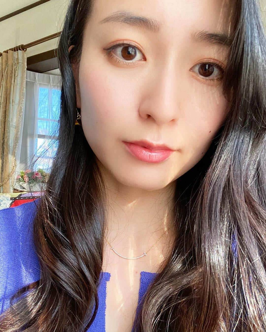 岩間恵さんのインスタグラム写真 - (岩間恵Instagram)「パキッとした寒さになってきたので 今年初めてゲットしたコート着て うろちょろしてるこの頃です🧥  ブルー大好きだからアイスブルーのコートなんだ🥰 コートの下もブルーだった日  #lagunamoon @lagunamoon_com  #紅葉してたから実家の庭で撮ってみた #父撮影 #雑草もたくさん生えてたけど気にしない #３枚目は室内でのドヤ顔 #なんのどや」11月15日 22時17分 - iwamame