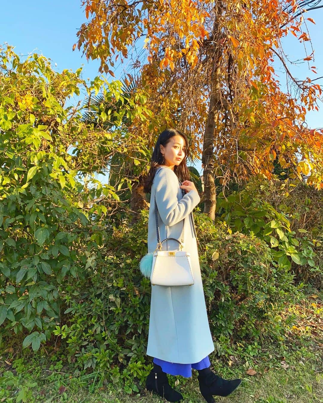 岩間恵のインスタグラム：「パキッとした寒さになってきたので 今年初めてゲットしたコート着て うろちょろしてるこの頃です🧥  ブルー大好きだからアイスブルーのコートなんだ🥰 コートの下もブルーだった日  #lagunamoon @lagunamoon_com  #紅葉してたから実家の庭で撮ってみた #父撮影 #雑草もたくさん生えてたけど気にしない #３枚目は室内でのドヤ顔 #なんのどや」