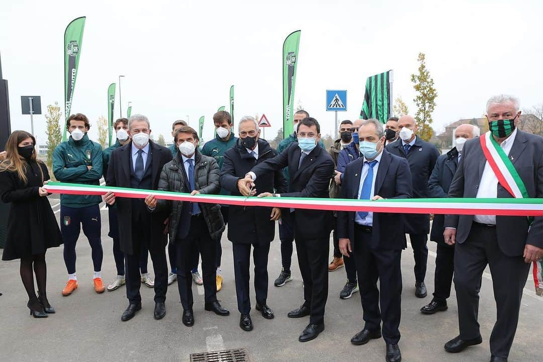 USサッスオーロ・カルチョさんのインスタグラム写真 - (USサッスオーロ・カルチョInstagram)「Una giornata storica al #MapeiFootballCenter!  La strada di accesso al centro sportivo neroverde e il campo in erba sintetica sono stati intitolati rispettivamente al Patron Giorgio #Squinzi e alla Dottoressa Adriana #Spazzoli 🖤💚🖤💚  #ForzaSasol」11月15日 22時09分 - sassuolocalcio