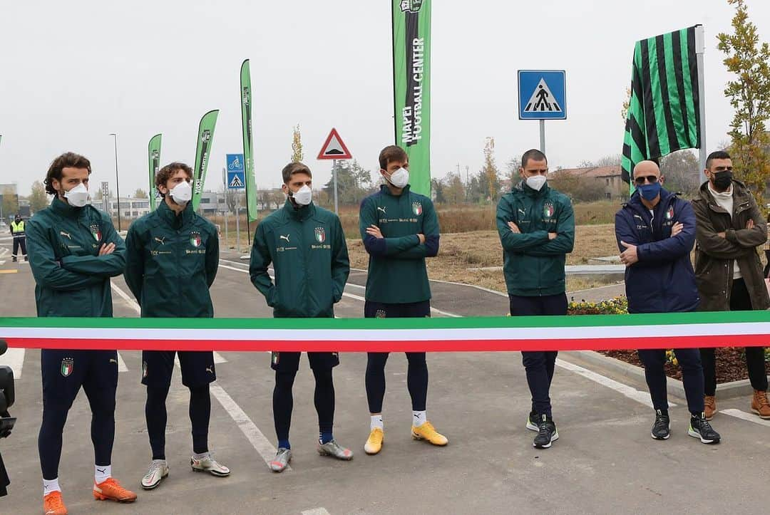 USサッスオーロ・カルチョさんのインスタグラム写真 - (USサッスオーロ・カルチョInstagram)「Una giornata storica al #MapeiFootballCenter!  La strada di accesso al centro sportivo neroverde e il campo in erba sintetica sono stati intitolati rispettivamente al Patron Giorgio #Squinzi e alla Dottoressa Adriana #Spazzoli 🖤💚🖤💚  #ForzaSasol」11月15日 22時09分 - sassuolocalcio