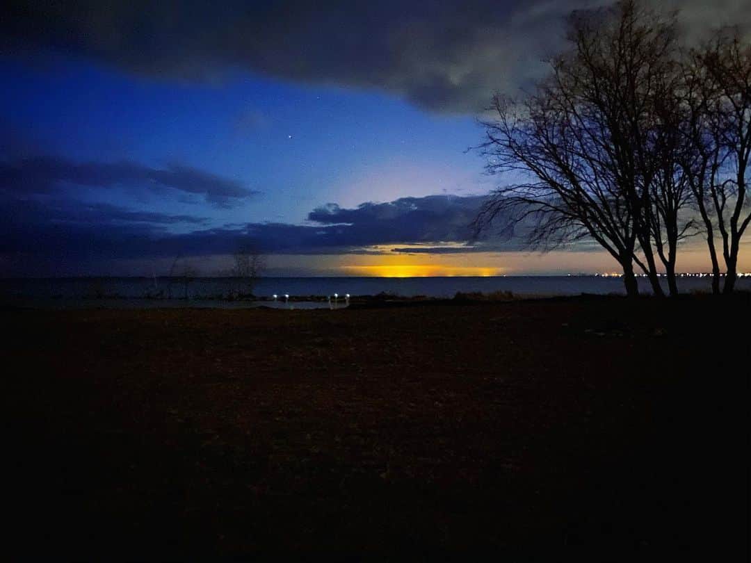 デイブ・クーリエのインスタグラム：「Beautiful sky last night. We see this light from Canada across Lake St. Clair. Hope you’re having a great weekend. #cutitout #weekendmode #outdoorslife」