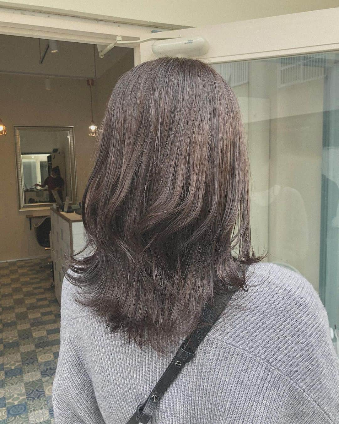 Minamiのインスタグラム：「﻿ ﻿ お世話になってる、﻿ @holidays_hairsalon 💇‍♀️﻿ 絶賛伸ばし中なのでカラーと前髪だけメンテナンス。﻿ ﻿ いつもありがとうございます😌」