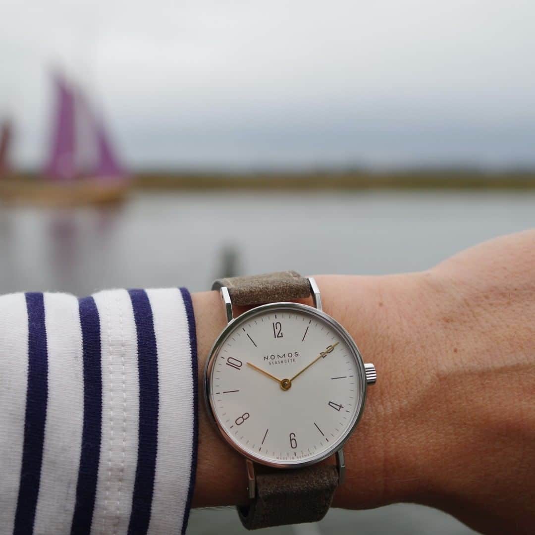 ノモスさんのインスタグラム写真 - (ノモスInstagram)「Tangente 33 duo is much more than just a dress watch—as this nautical wristshot of the week proves!  #nomostangente #tangente #nomos #nomosglashuette #watch #watchoftheday #watchgeek #madeingermany #wristwatch #wotd #finewatches」11月15日 22時25分 - nomos_glashuette