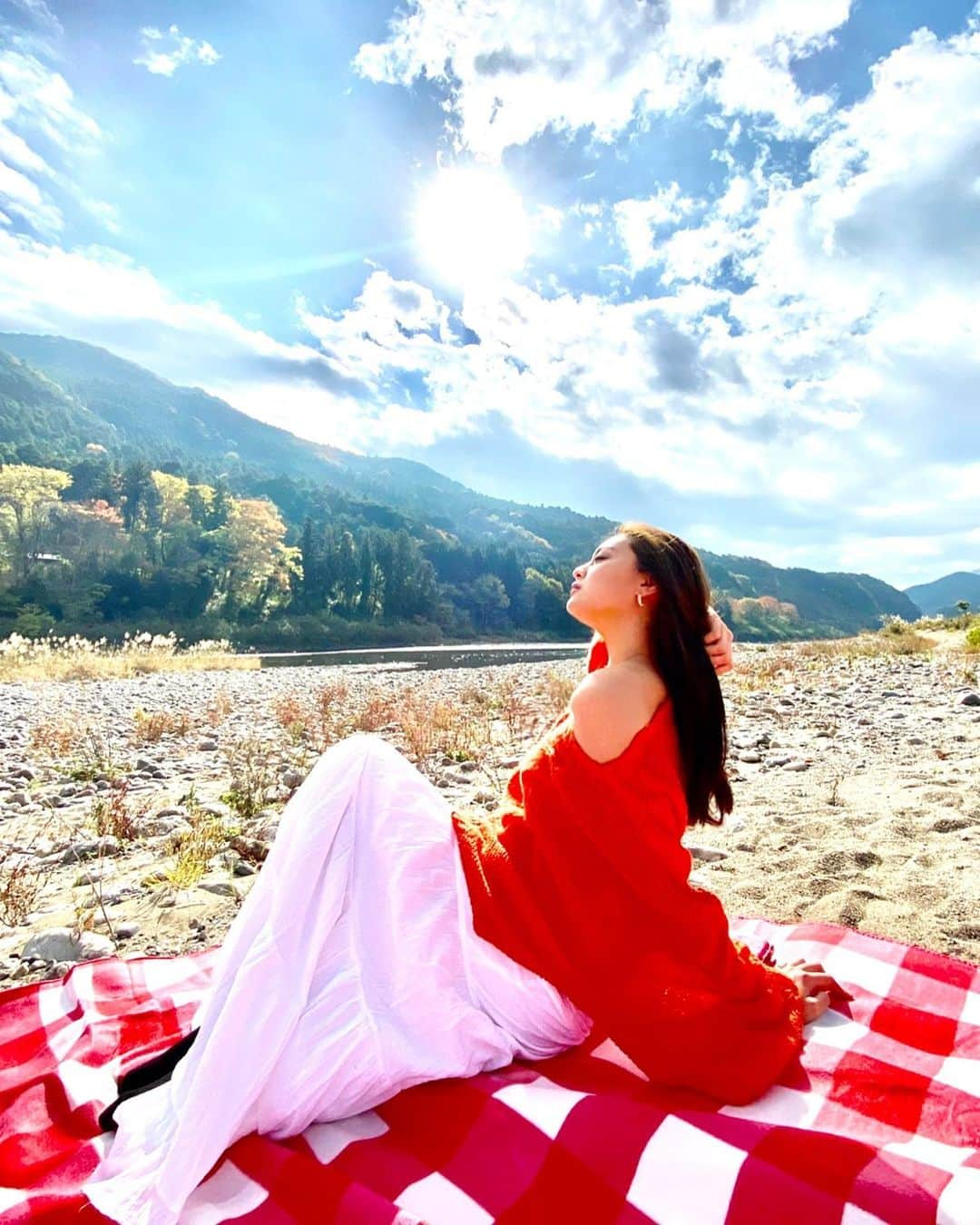 遊海 Yuumiのインスタグラム：「I am going to make a very beautiful life for myself no matter what it takes ❤️ sunshine power 🌞 #vibes #sunshine #nature #peace #womenempowerment #womensupportingwomen #staystrong #happy #picnic #life #love #sky #sunshinestate」